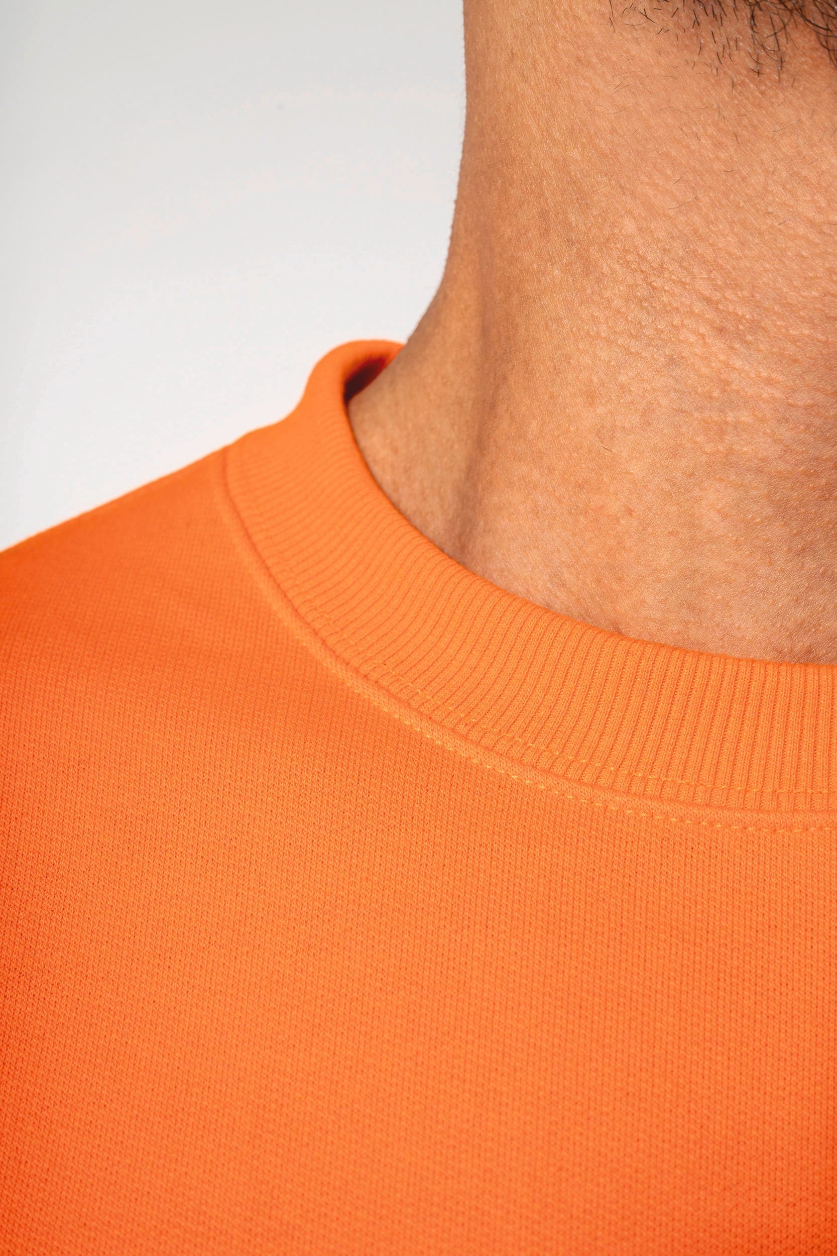 Sweat-shirt recyclé col rond unisexe en situation