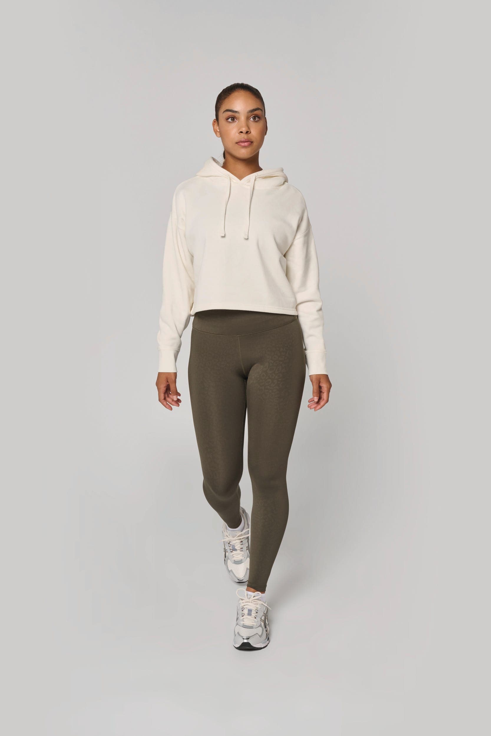 Sweat-shirt crop à capuche femme en situation