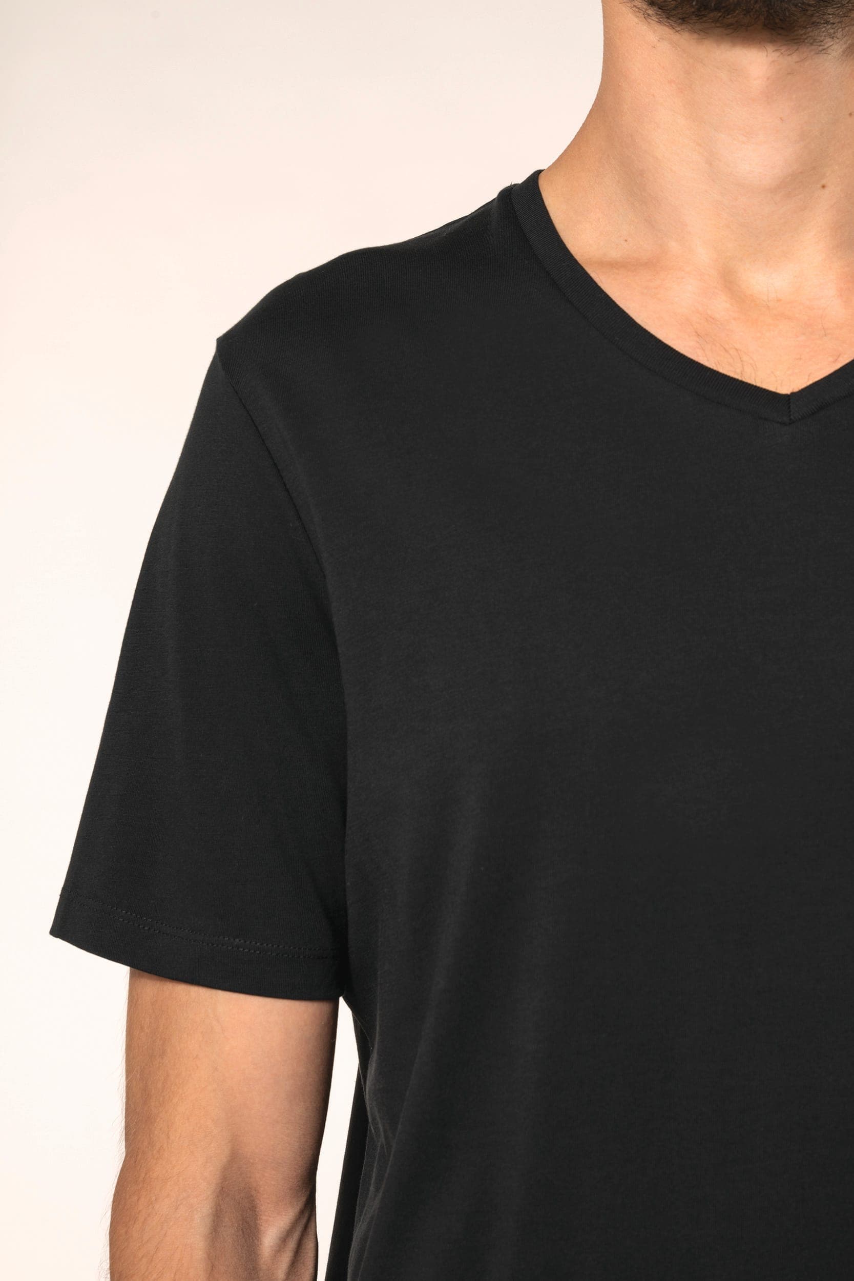T-shirt Supima® col V manches courtes homme en situation