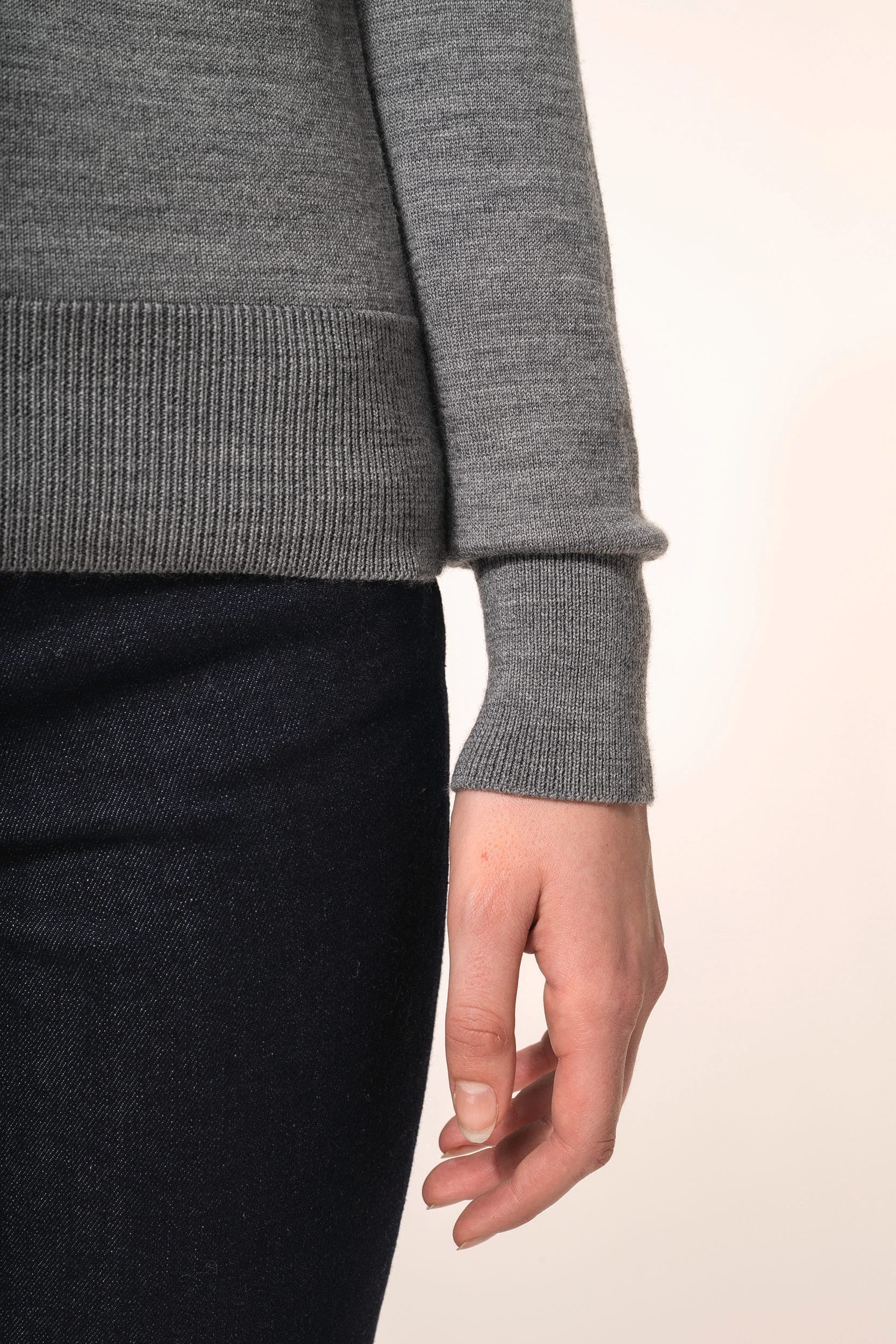 Pull Mérinos col roulé femme en situation