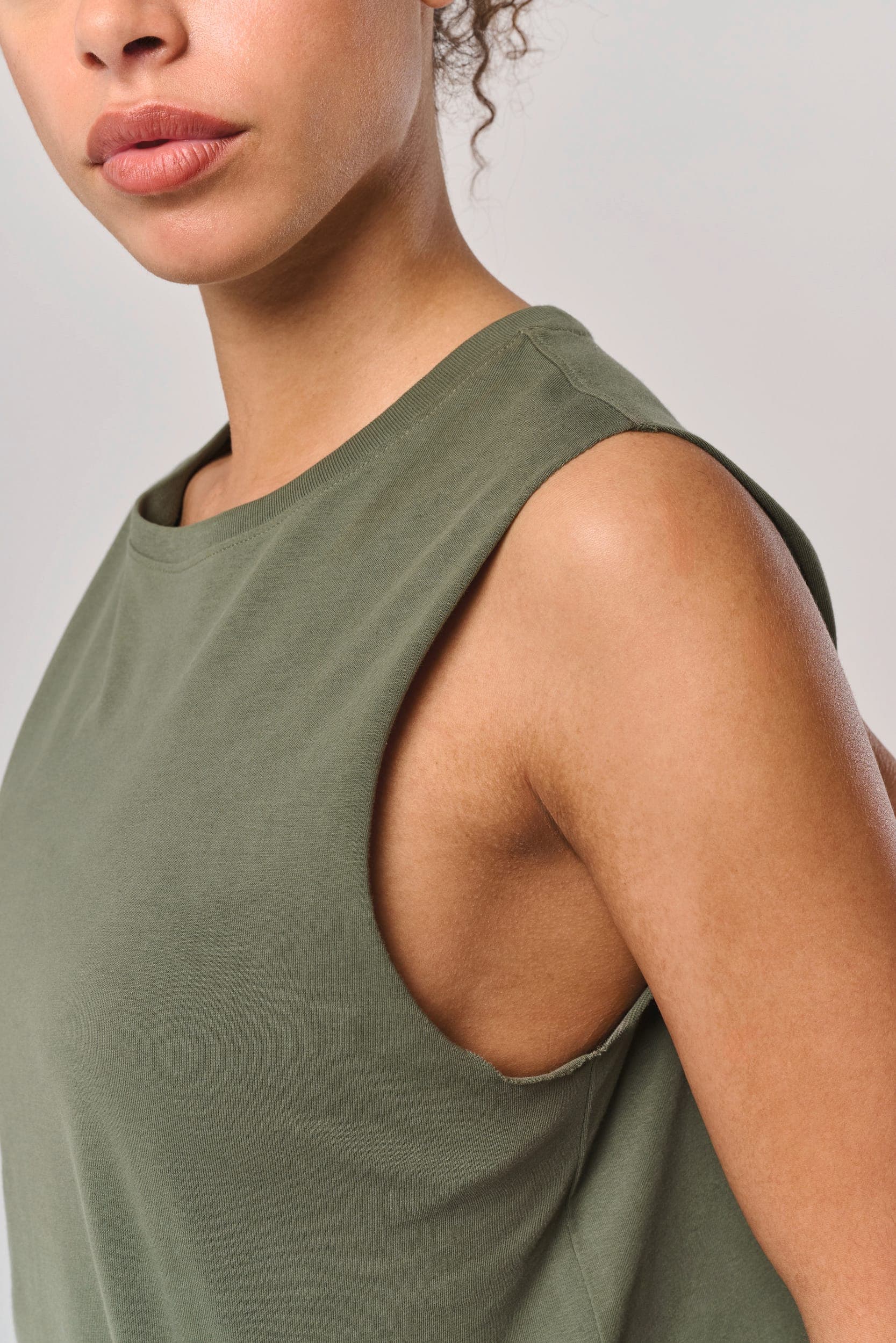 T-shirt crop sans manches femme en situation