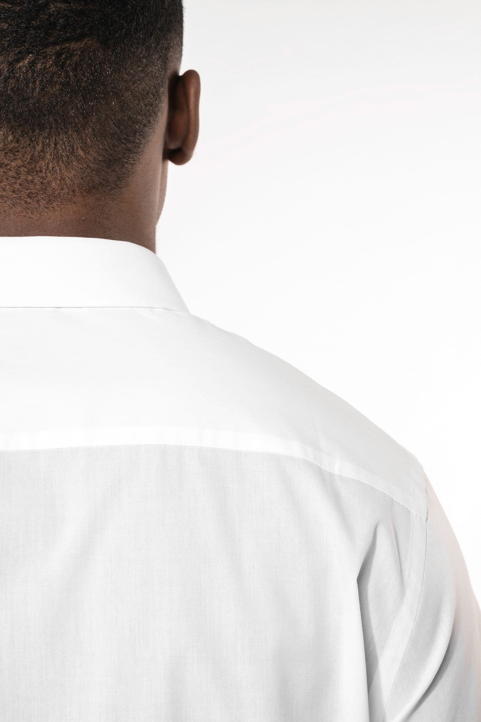 Chemise popeline polycoton sans poche entretien facile homme en situation