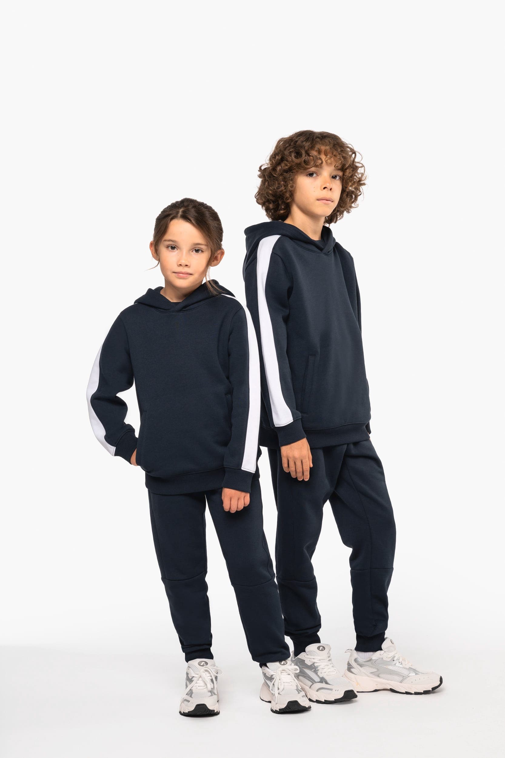 Sweat-shirt à capuche teamwear bicolore enfant en situation