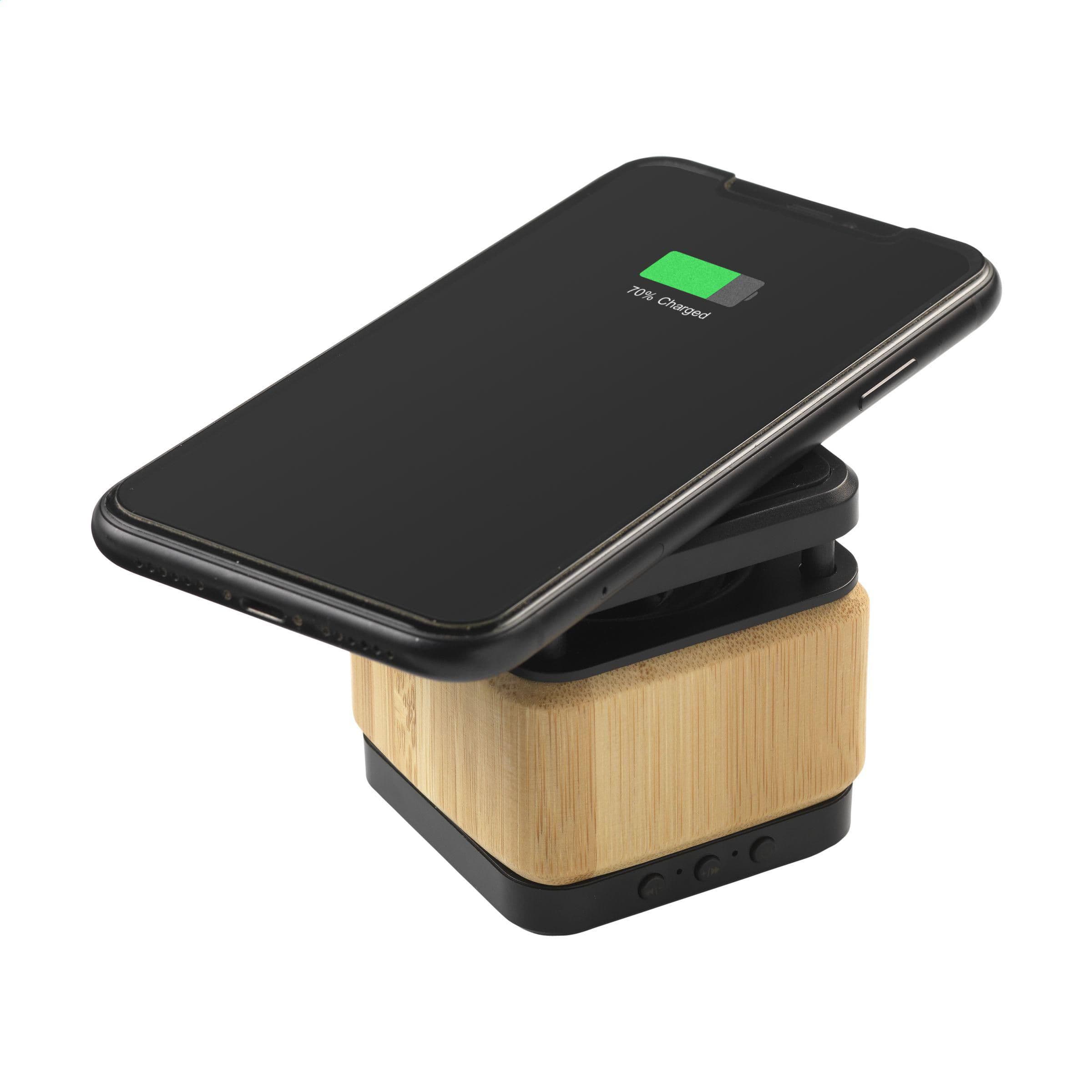 Enceinte bambou avec chargeur sans fil en situation