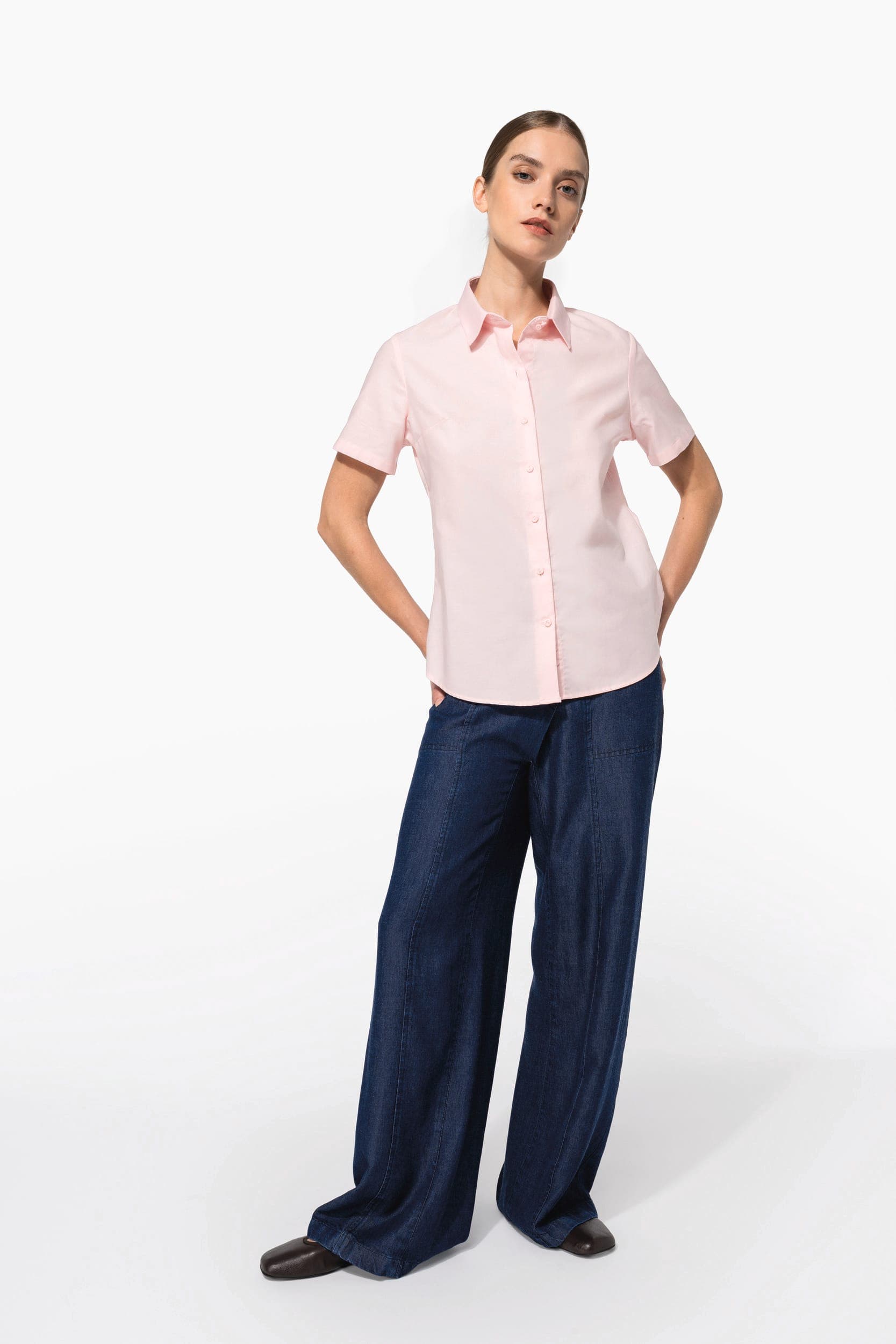 Chemise Oxford manches courtes femme en situation