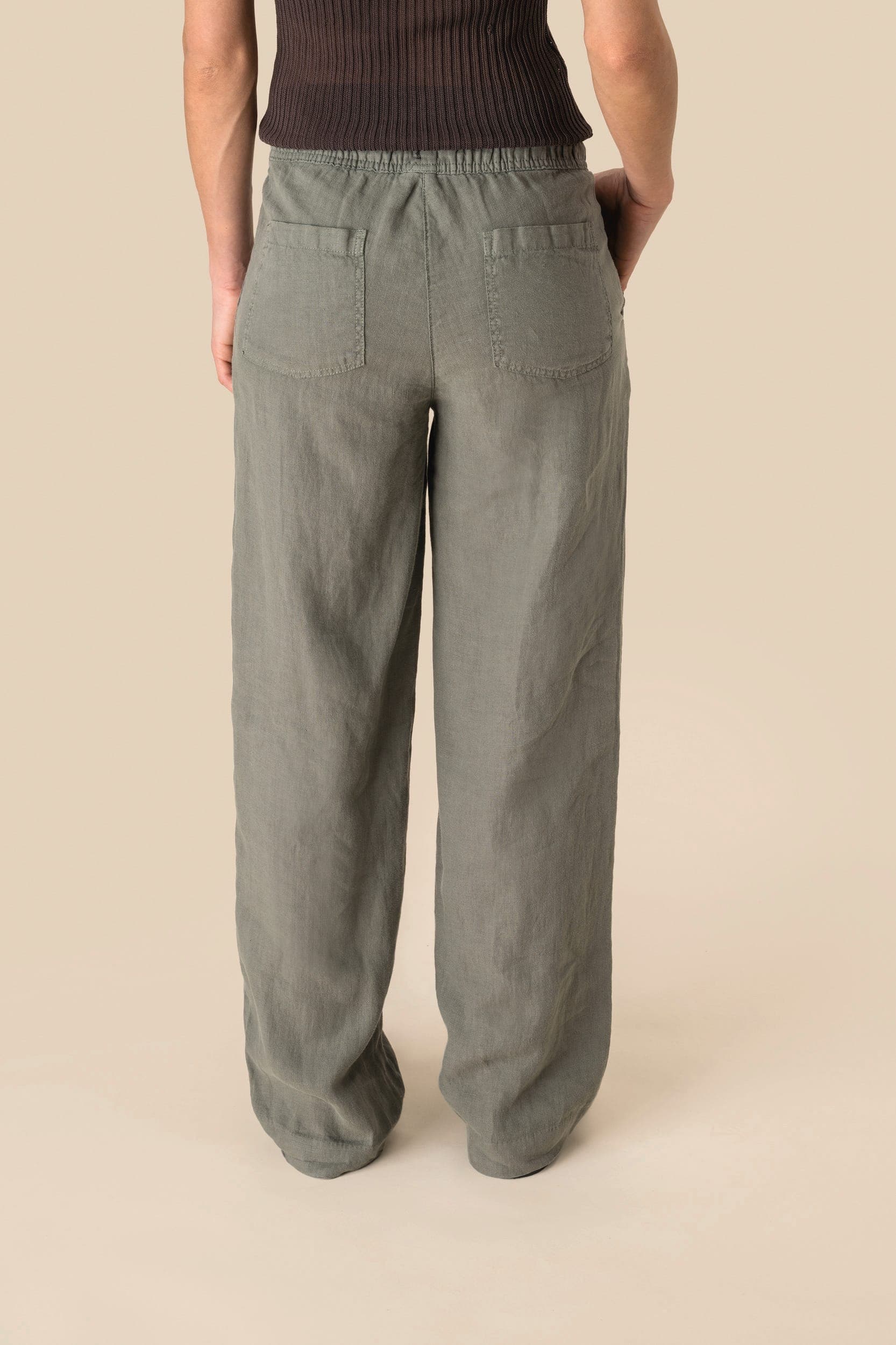 Pantalon délavé en lin femme en situation
