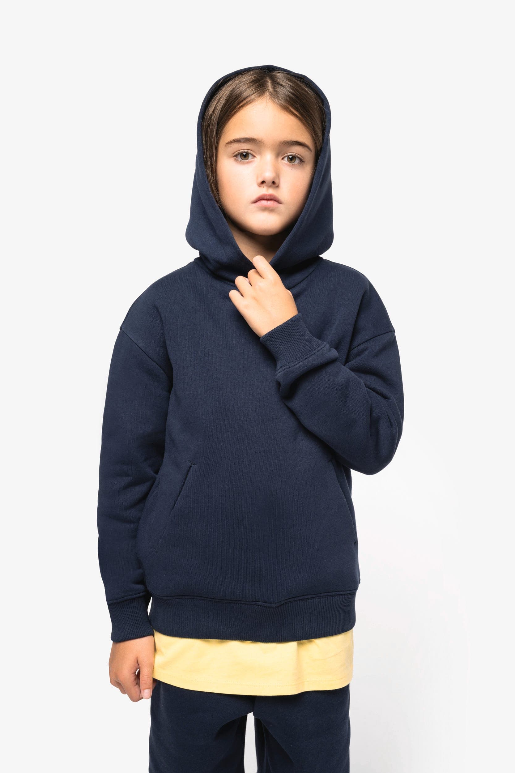 Sweat-shirt écoresponsable à capuche oversize enfant en situation