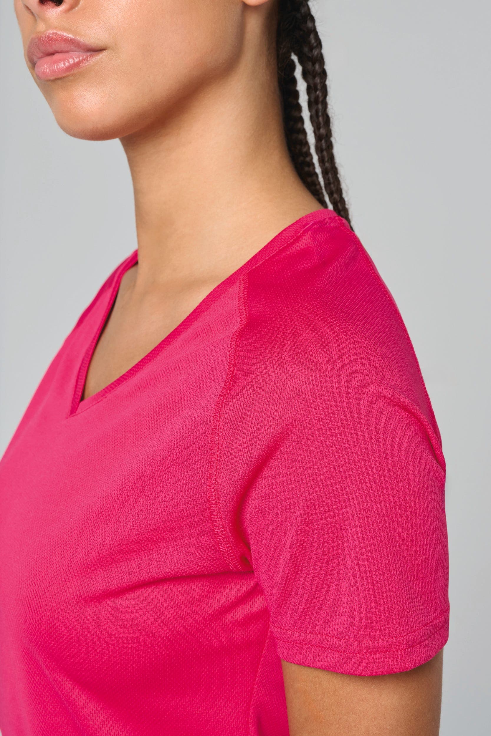 T-shirt de sport manches courtes col v femme en situation
