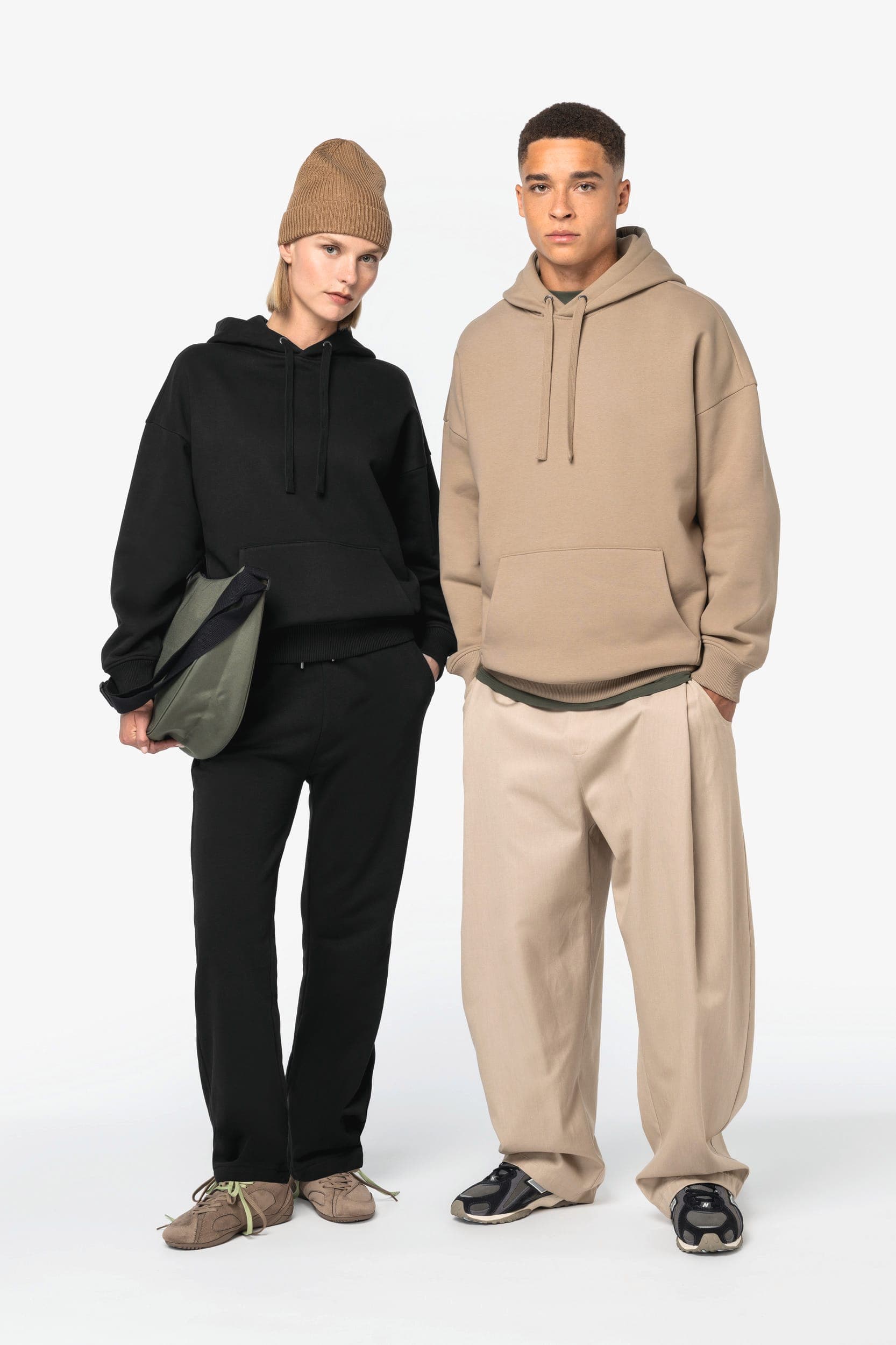 Sweat-shirt écoresponsable à capuche oversize unisexe en situation