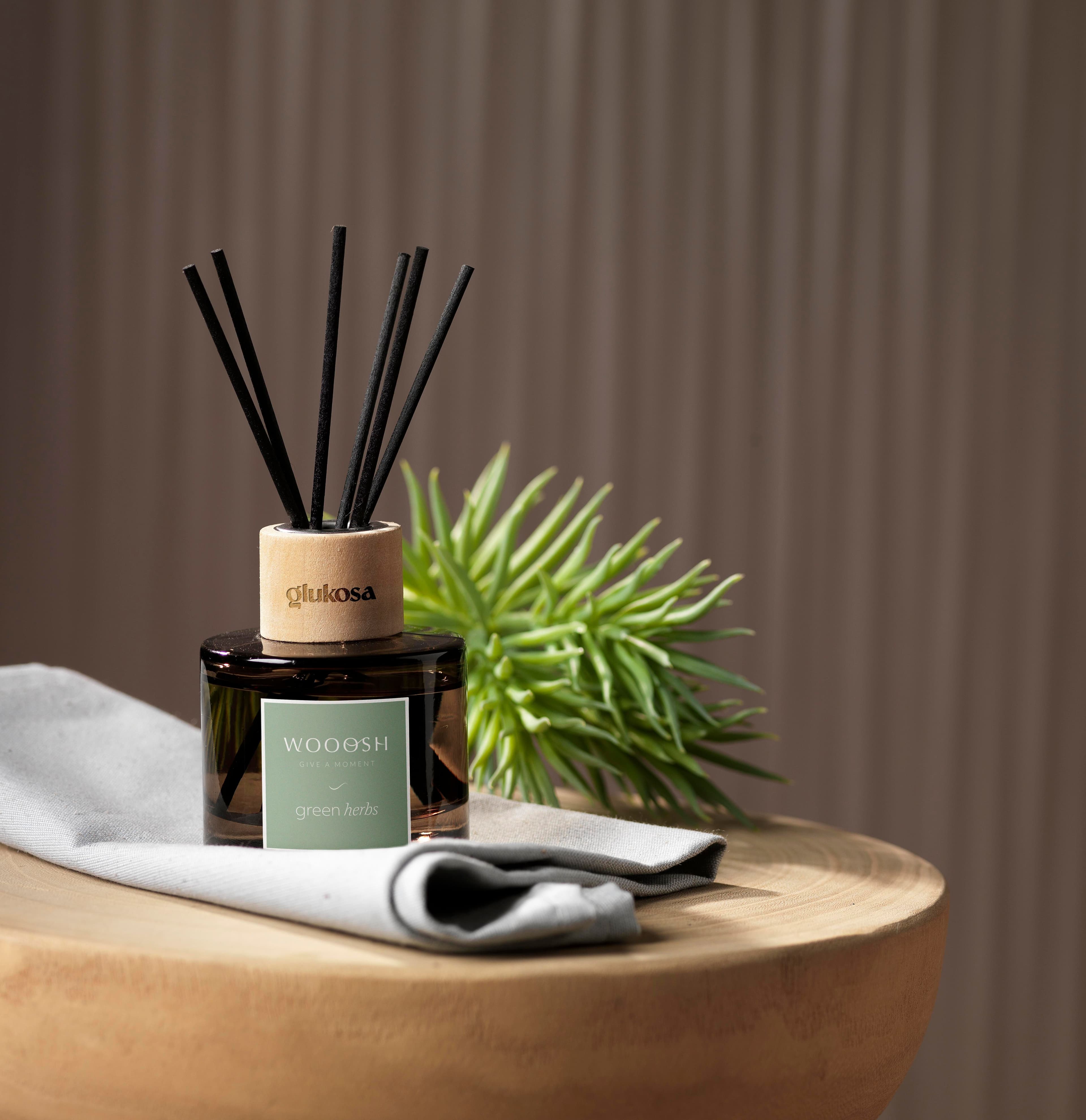 Bâtonnets de parfum Wooosh Fragrance Sticks herbes vertes en situation