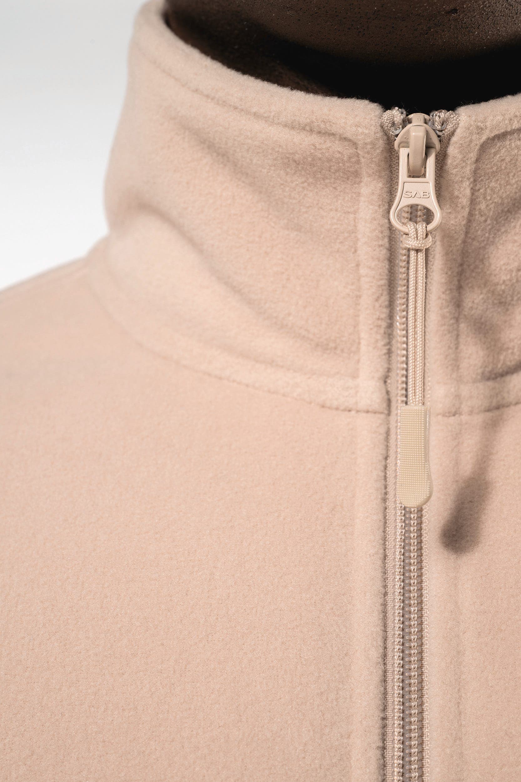 Veste polaire ajustable à poignets élastiqués en situation