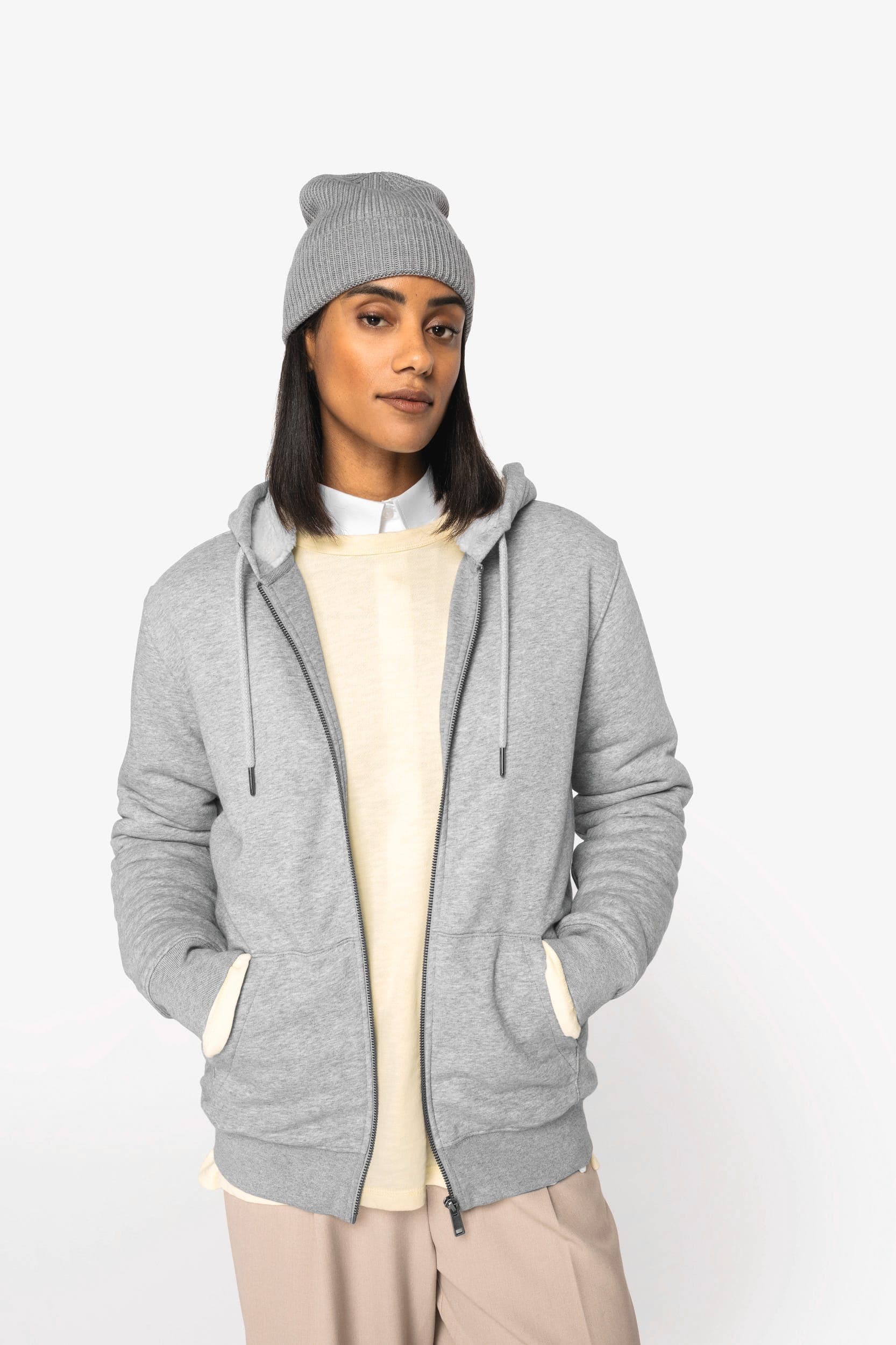 Sweat-shirt écoresponsable zippé doublé en sherpa unisexe en situation
