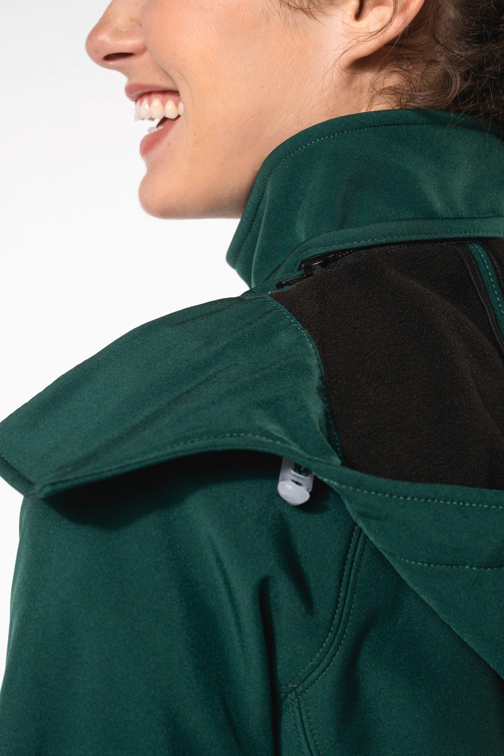 Veste softshell à capuche amovible femme en situation