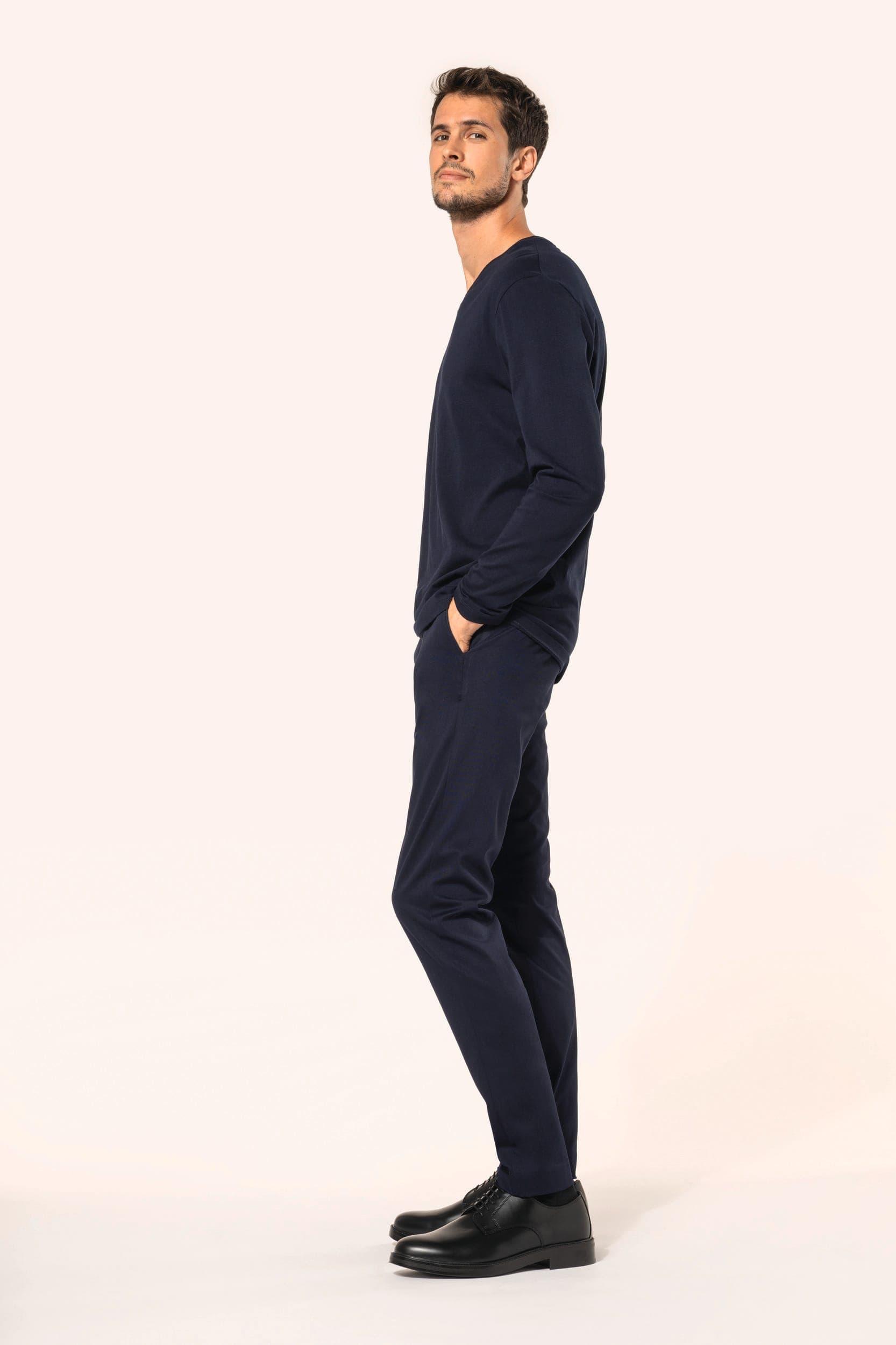 T-shirt Supima® col V manches longues homme en situation