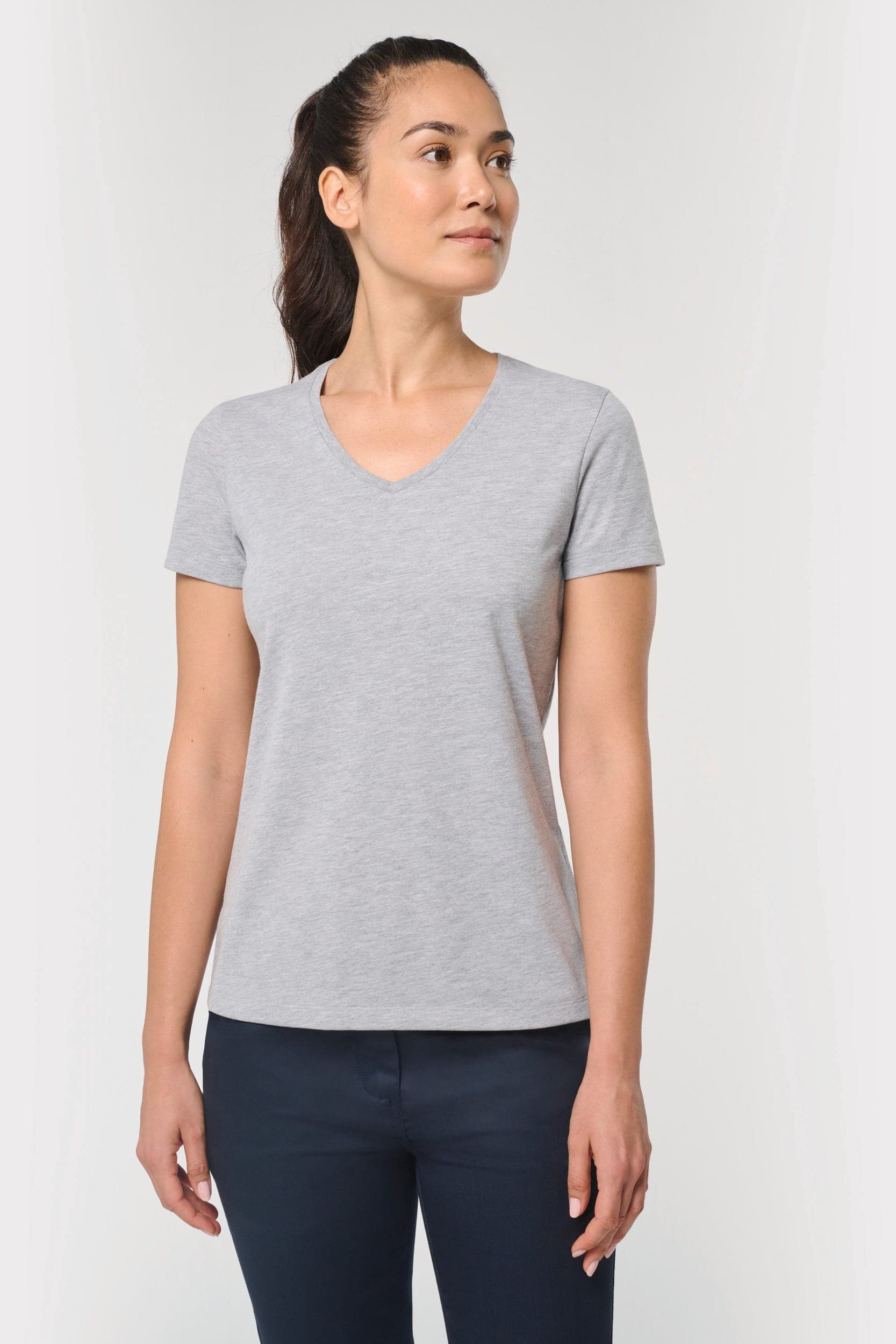 T-shirt écoresponsable col V antibactérien femme en situation