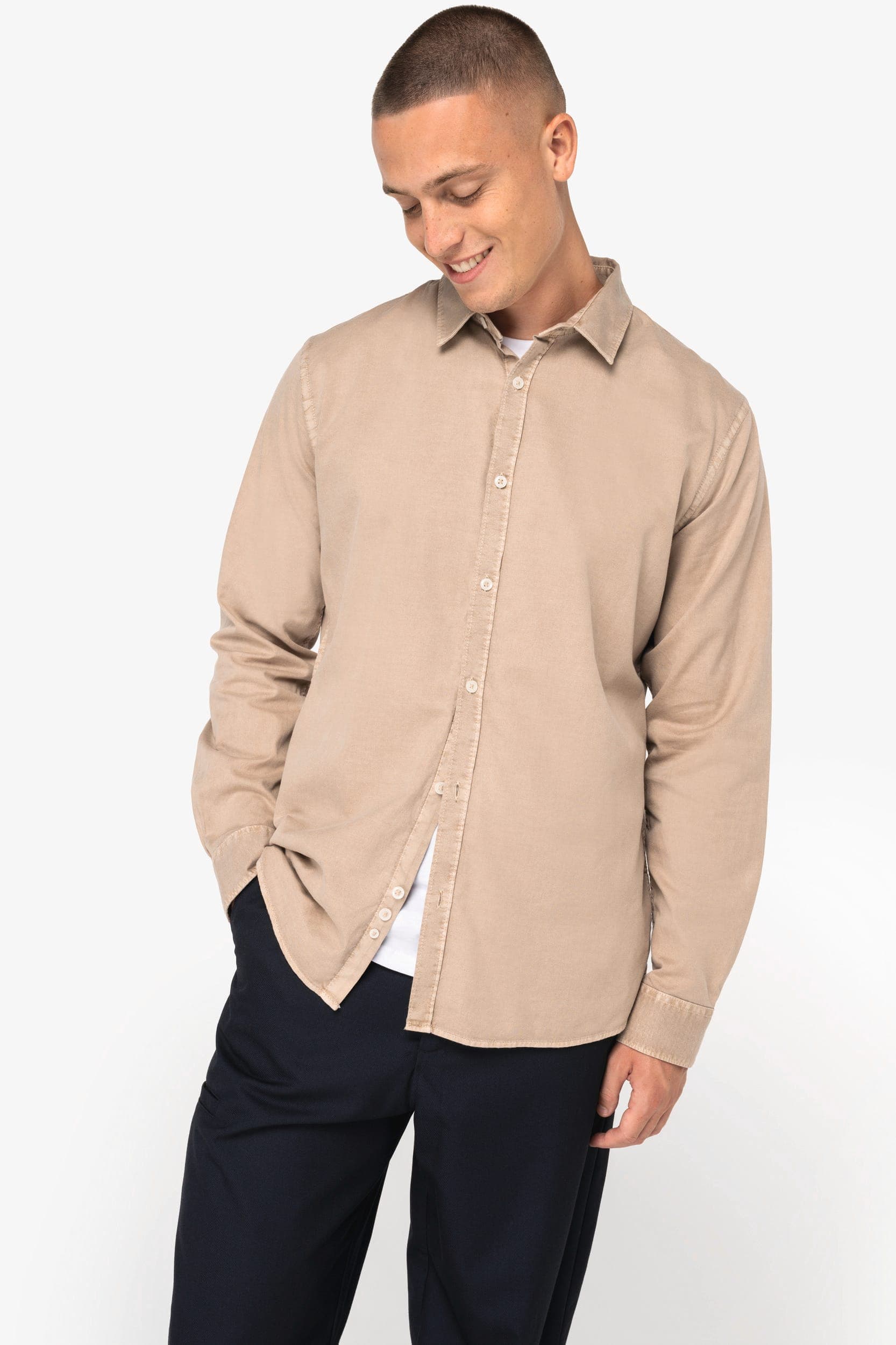 Chemise écoresponsable délavée homme en situation