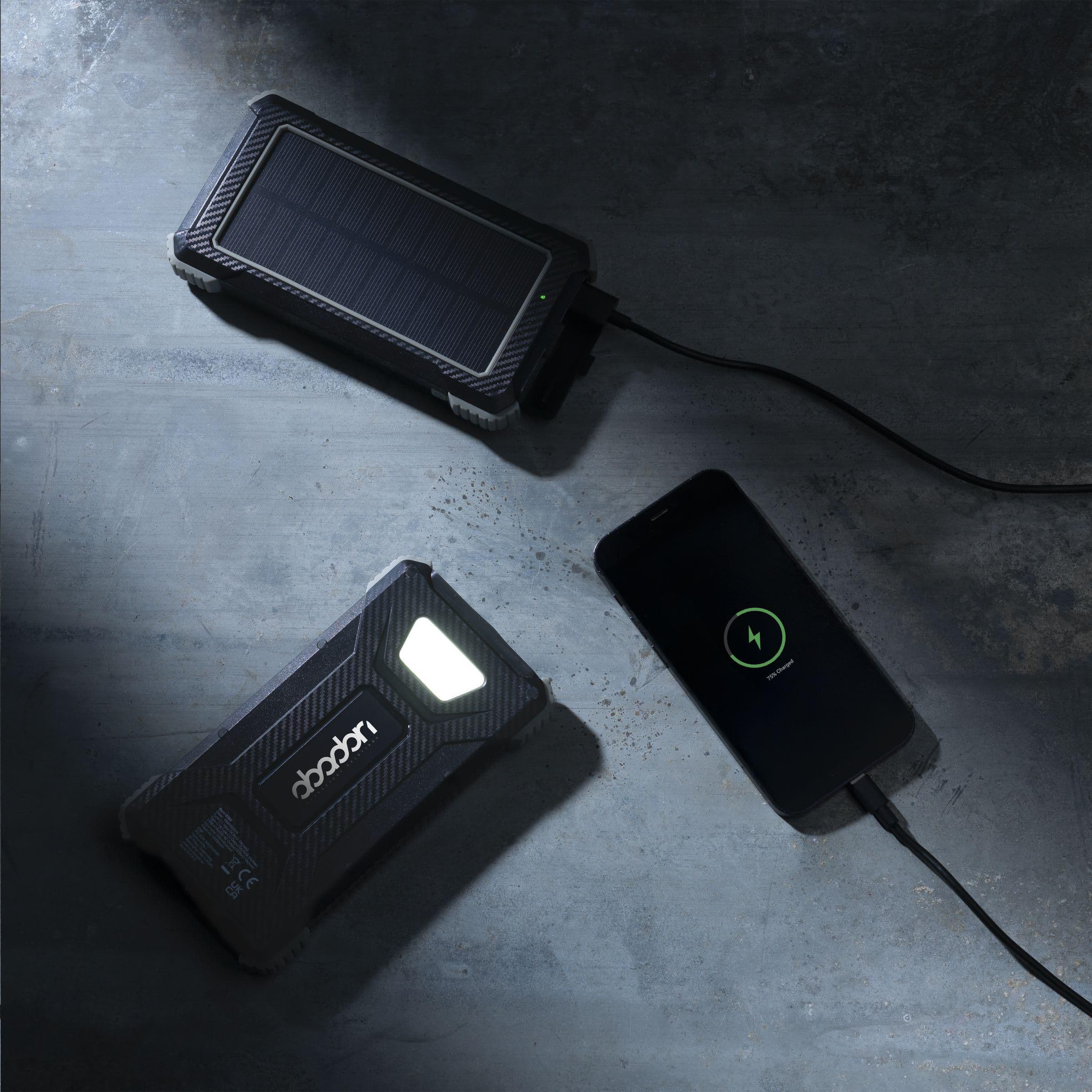 Chargeur solaire Trail RCS 10000 en situation