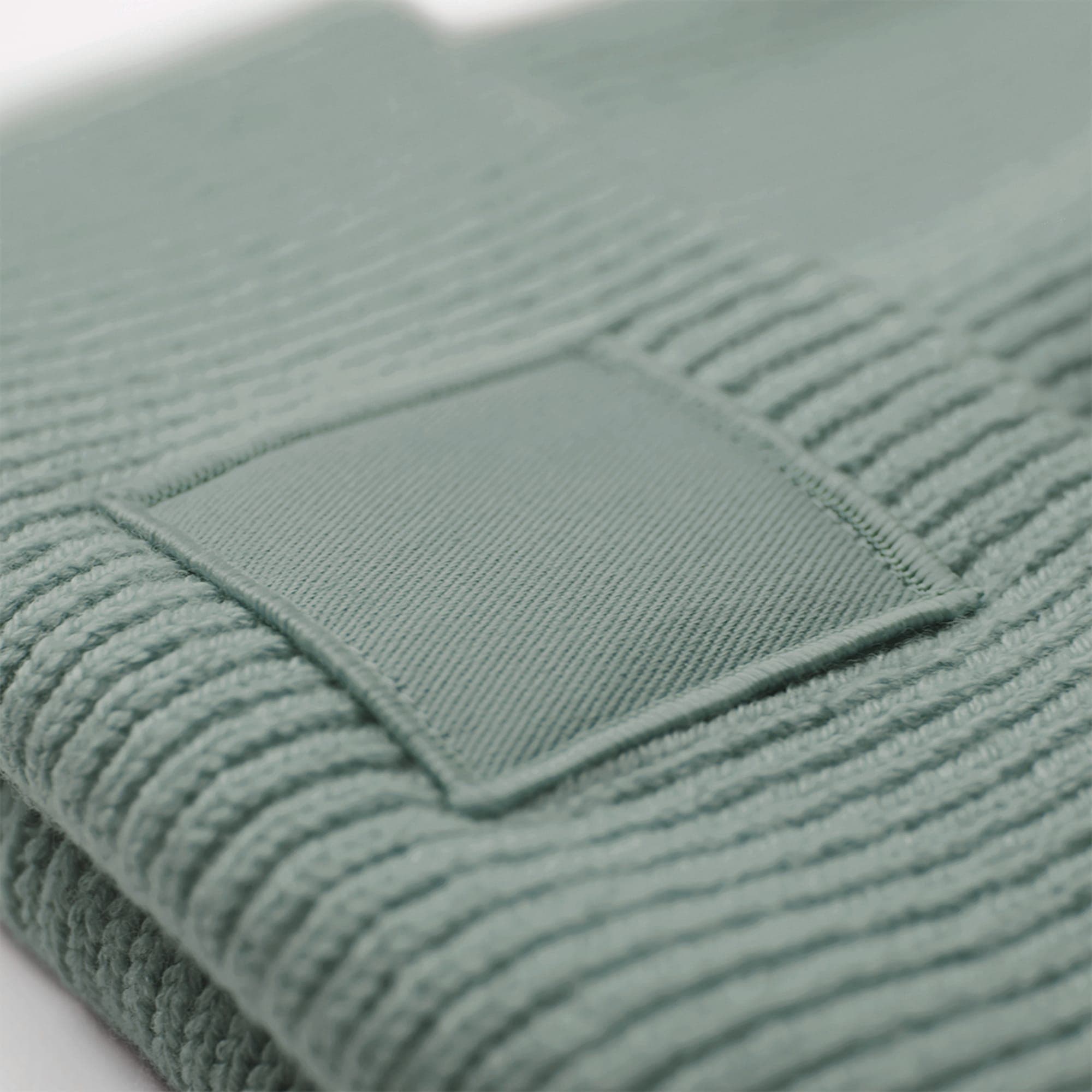 DEEP CUFFED TONAL PATCH BEANIE en situation