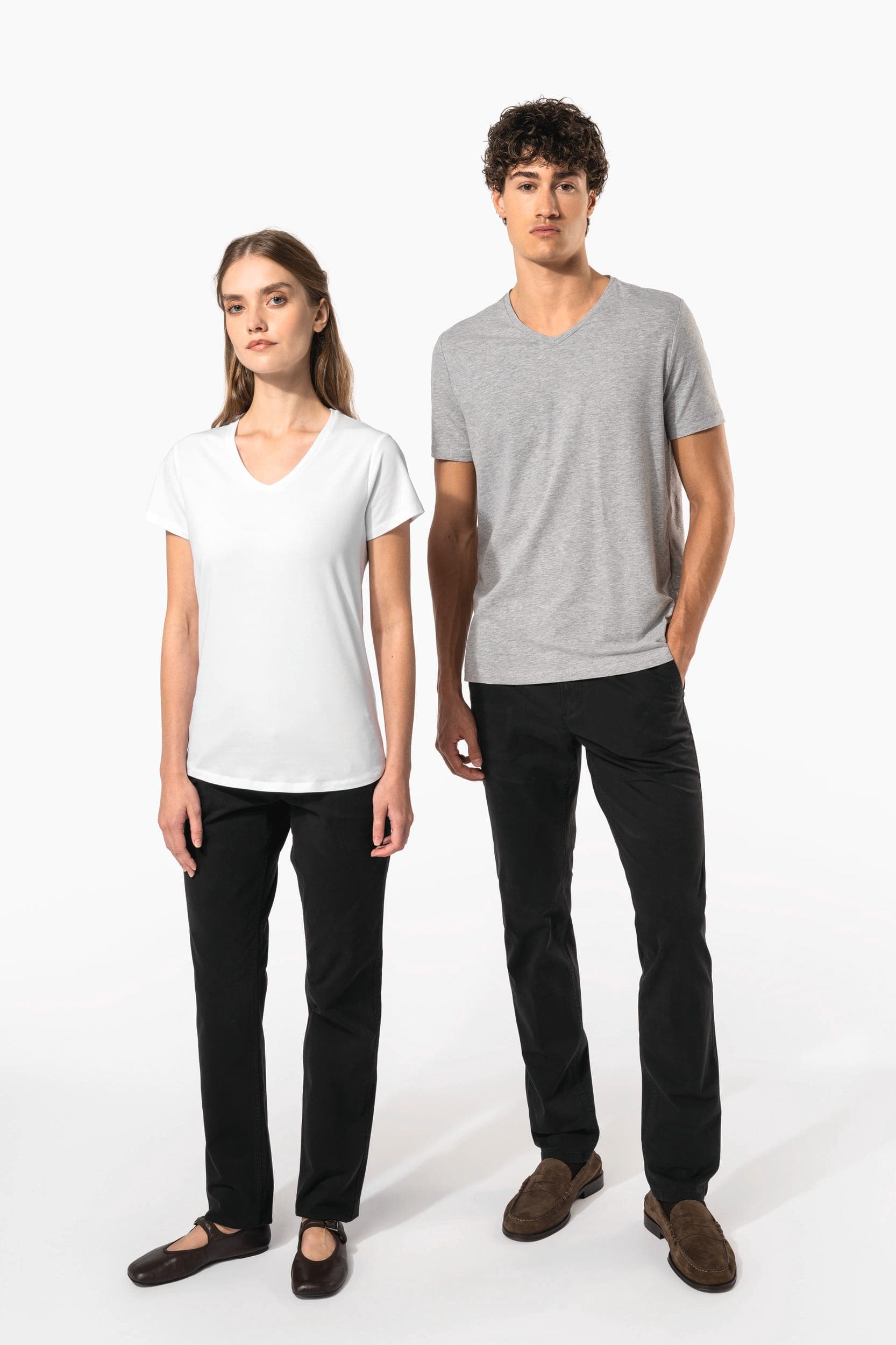 T-shirt col V manches courtes femme en situation
