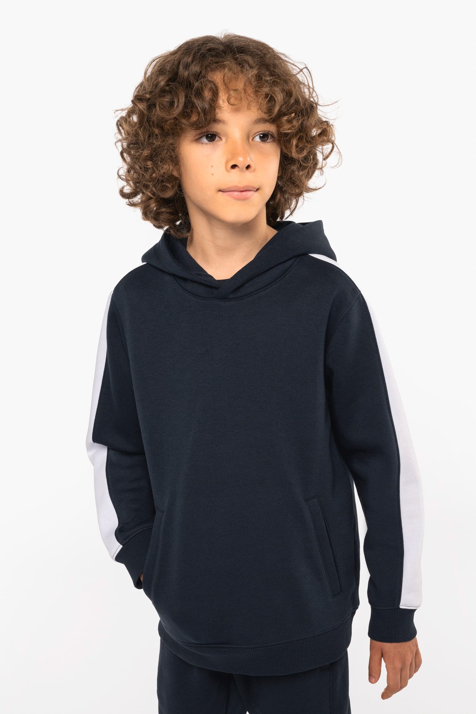 Sweat-shirt à capuche teamwear bicolore enfant en situation