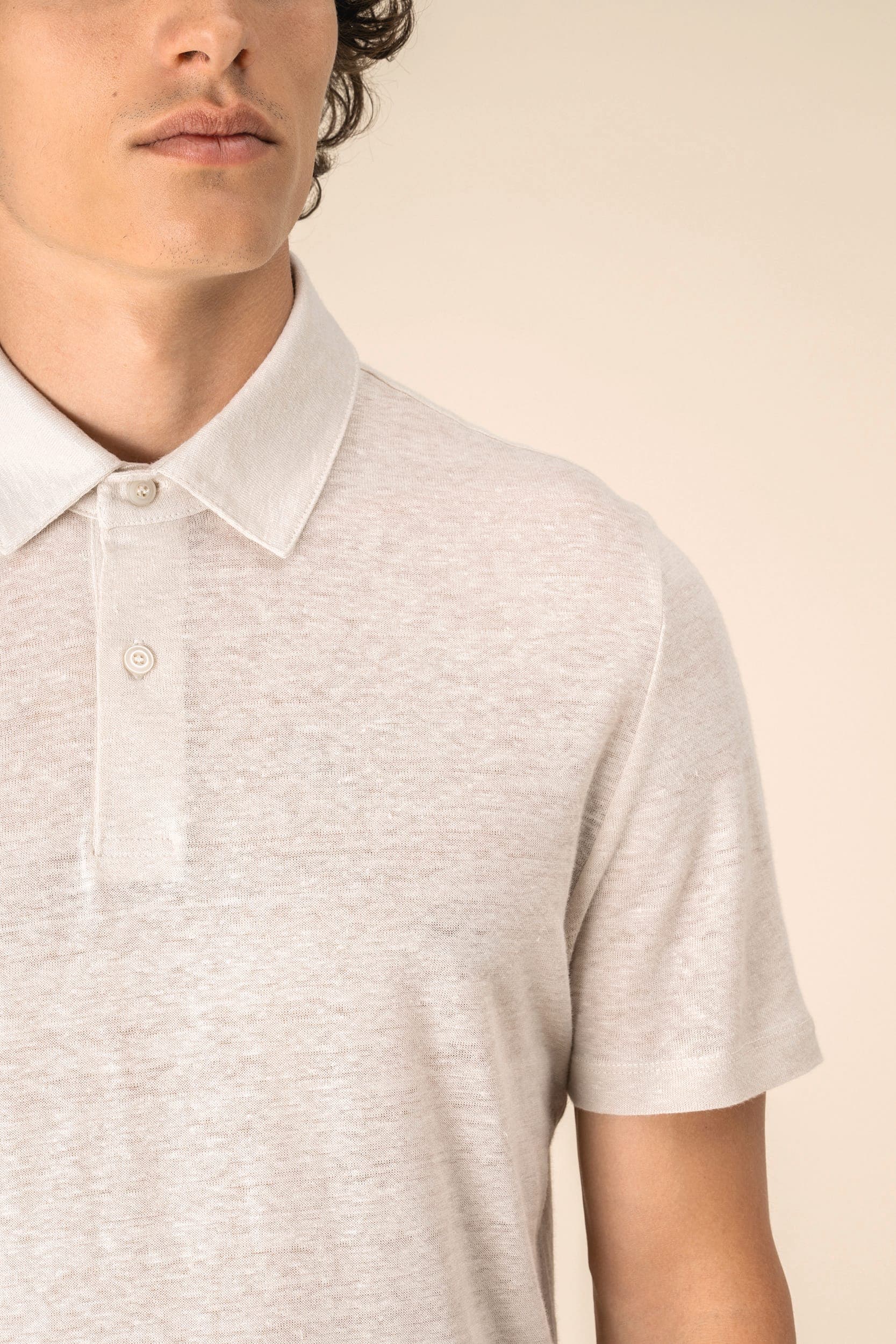 Polo en lin homme en situation