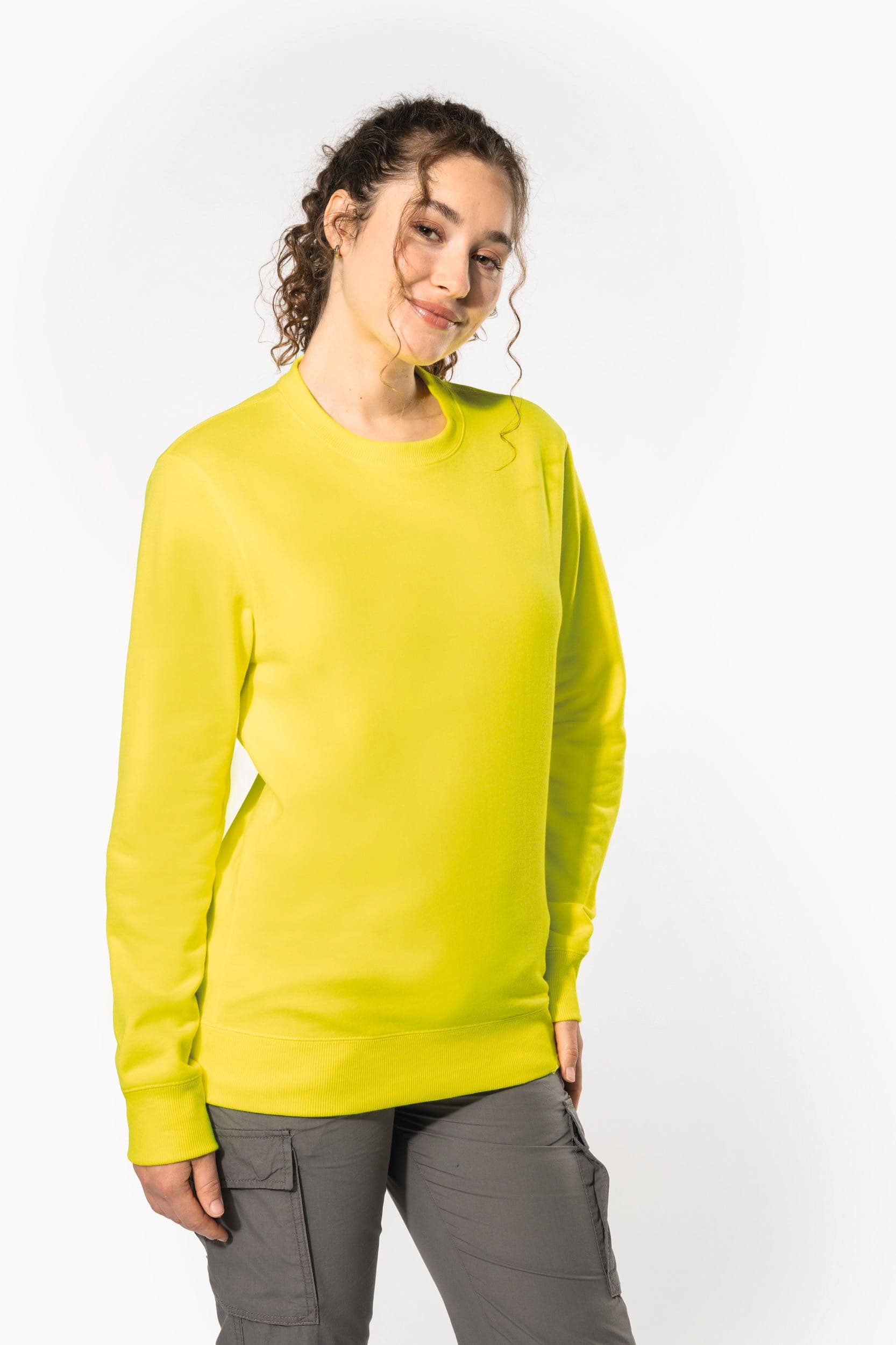 Sweat-shirt recyclé col rond unisexe en situation