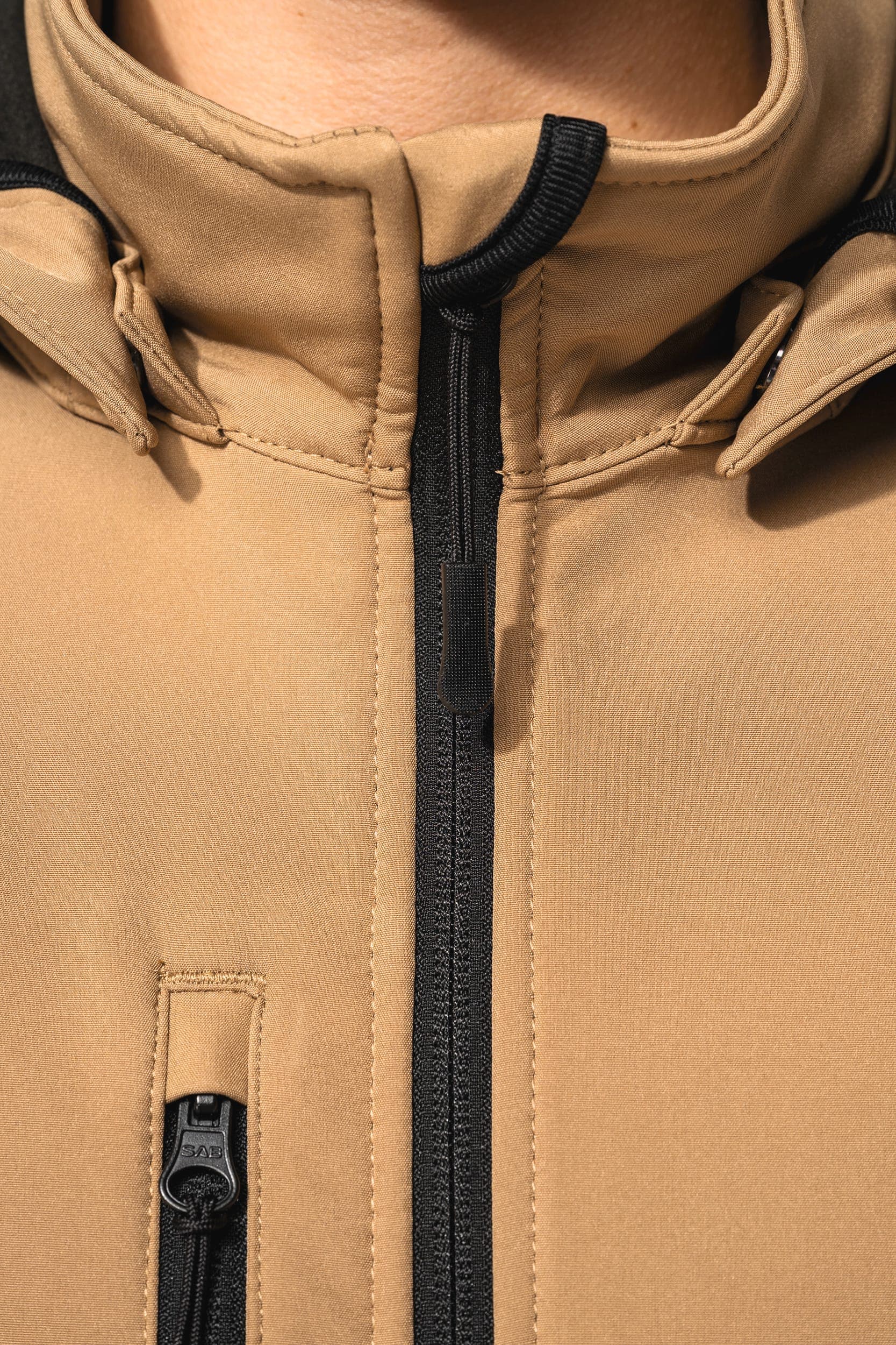 Veste Softshell 3 couches à capuche avec manches amovibles unisexe en situation