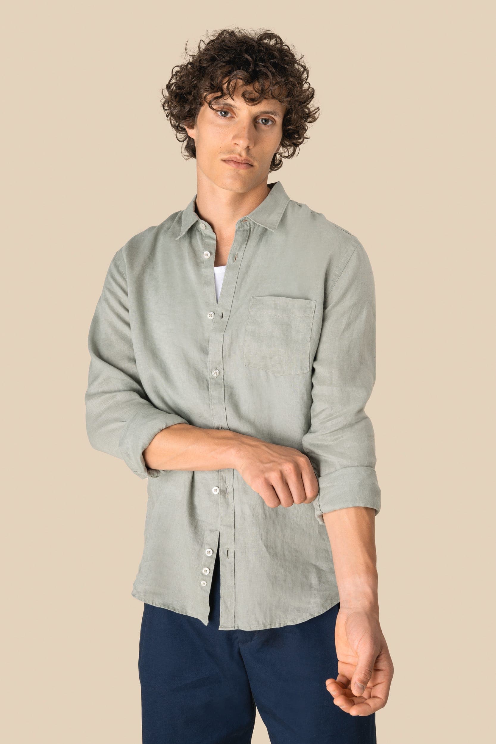 Chemise en lin homme en situation