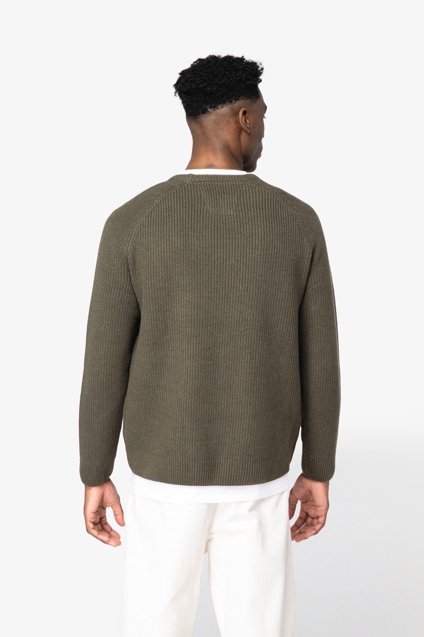Pull écoresponsable à grosses mailles homme en situation