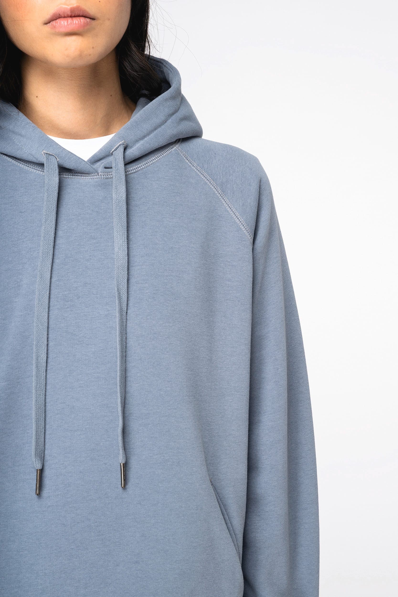 Sweat-shirt écoresponsable à capuche raglan femme en situation