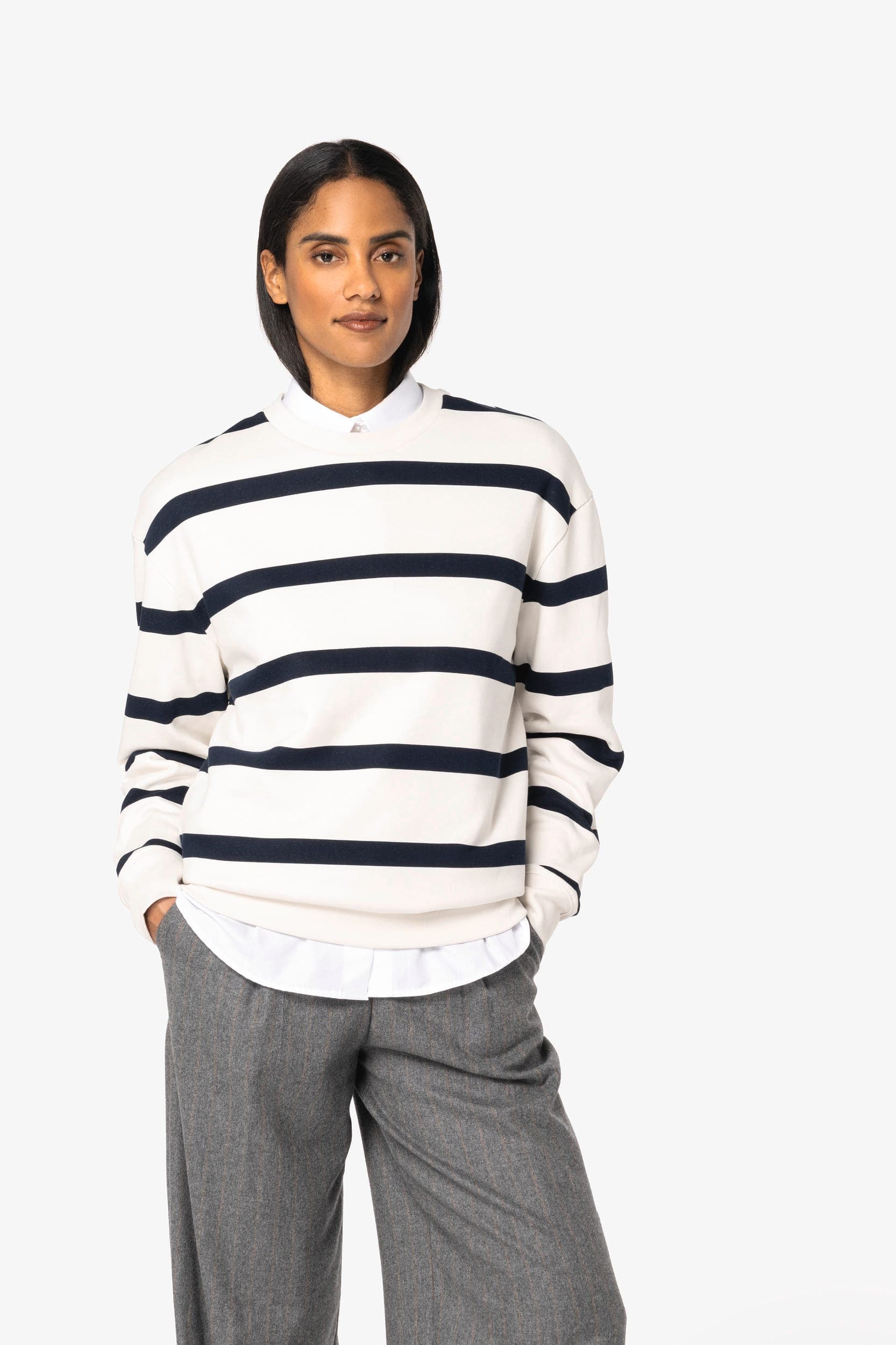 Sweat-shirt écoresponsable à col rond à rayures et épaules tombantes unisexe en situation