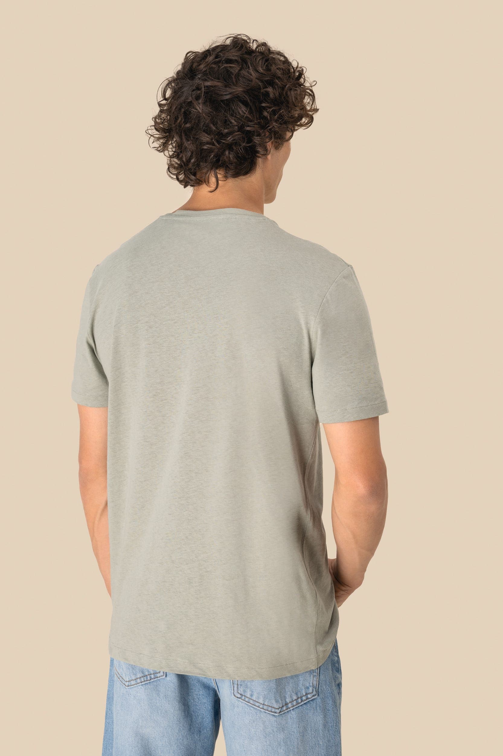 T-shirt écoresponsable en coton bio et lin unisexe en situation