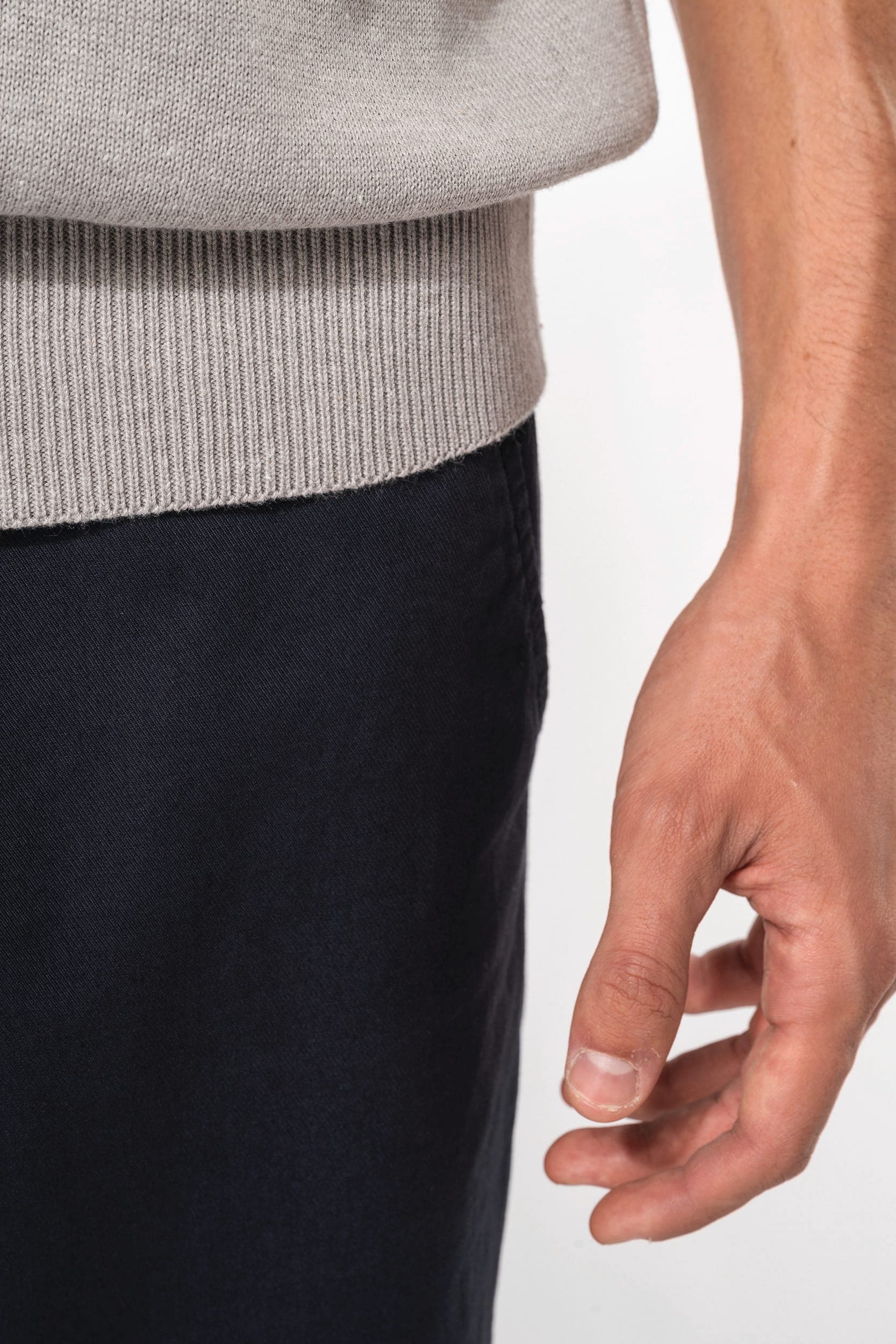 Pull col V sans manches en situation