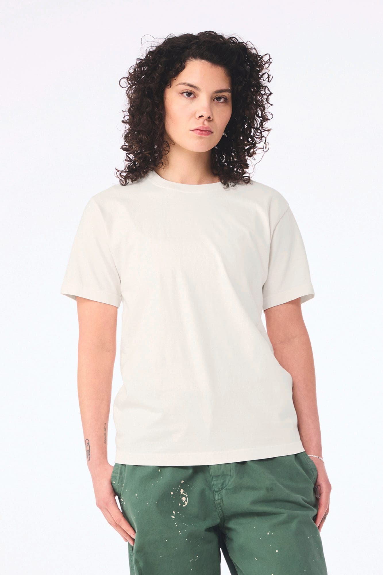 T-shirt délavé épais unisexe en situation