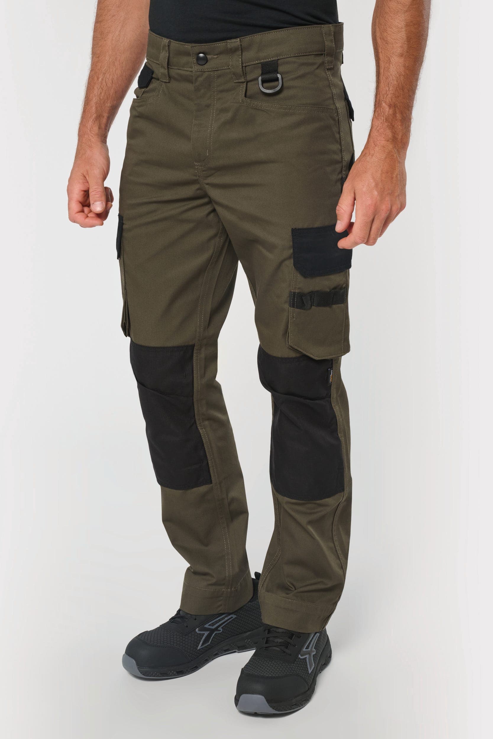 Pantalon de travail bicolore homme en situation