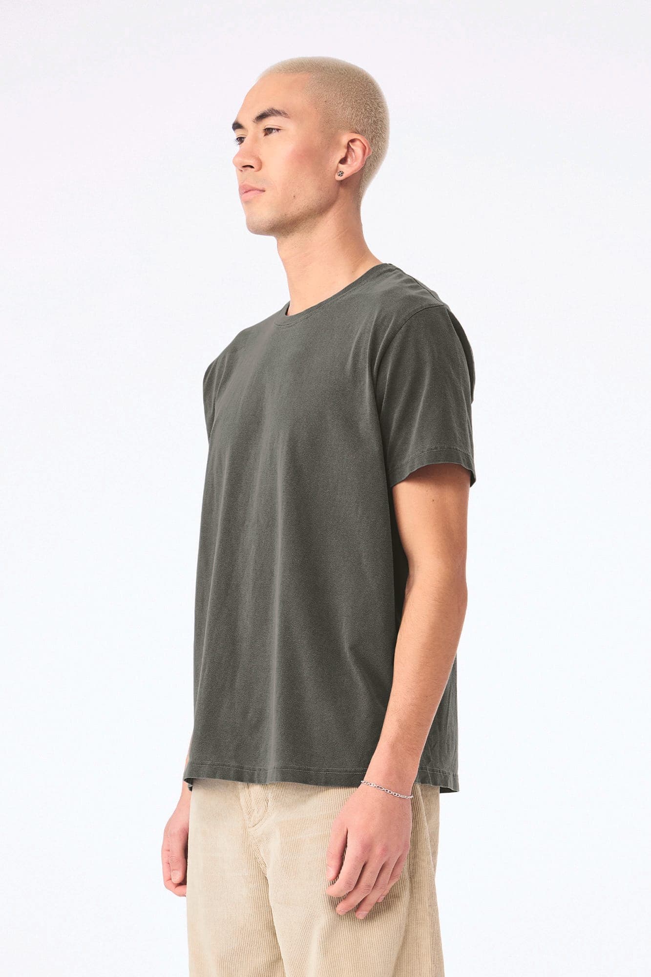 T-shirt délavé épais unisexe en situation