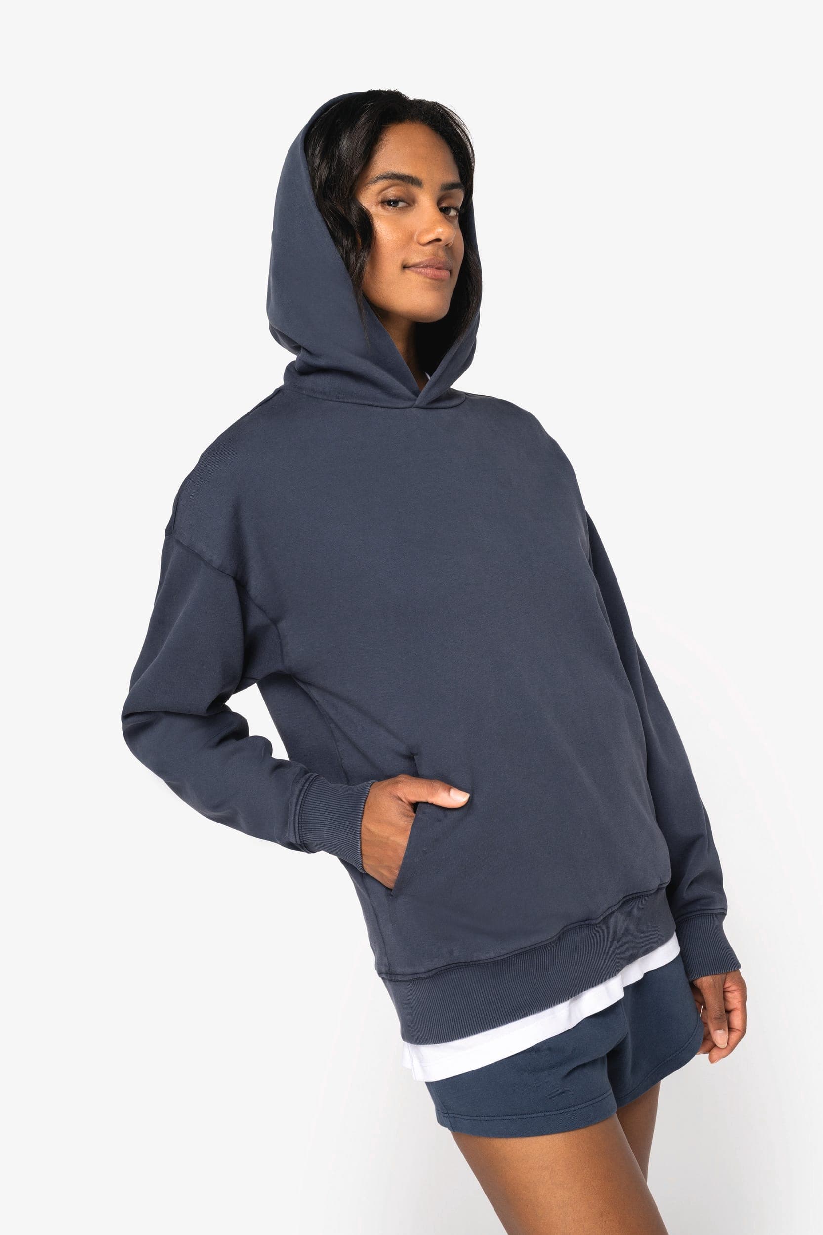 Sweat-shirt écoresponsable à capuche délavé oversize unisexe en situation