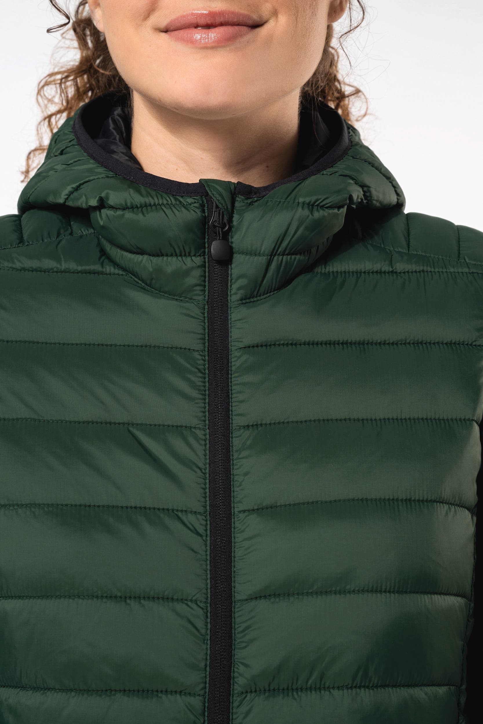 Doudoune légère capuche femme en situation