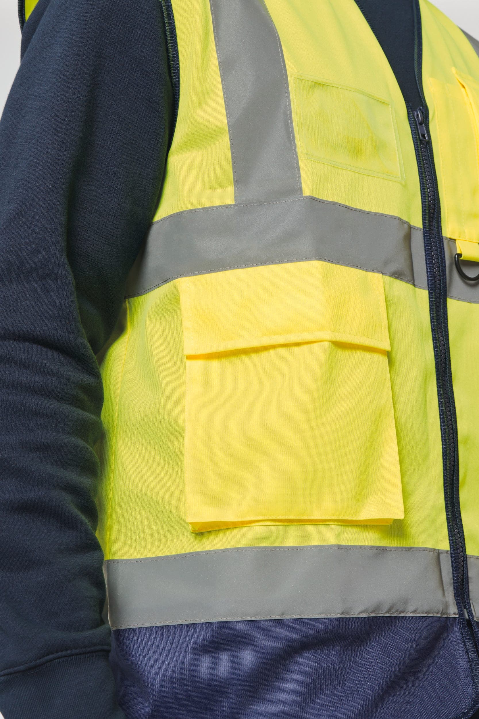 Gilet de sécurité haute visibilité recyclé avec zip unisexe en situation