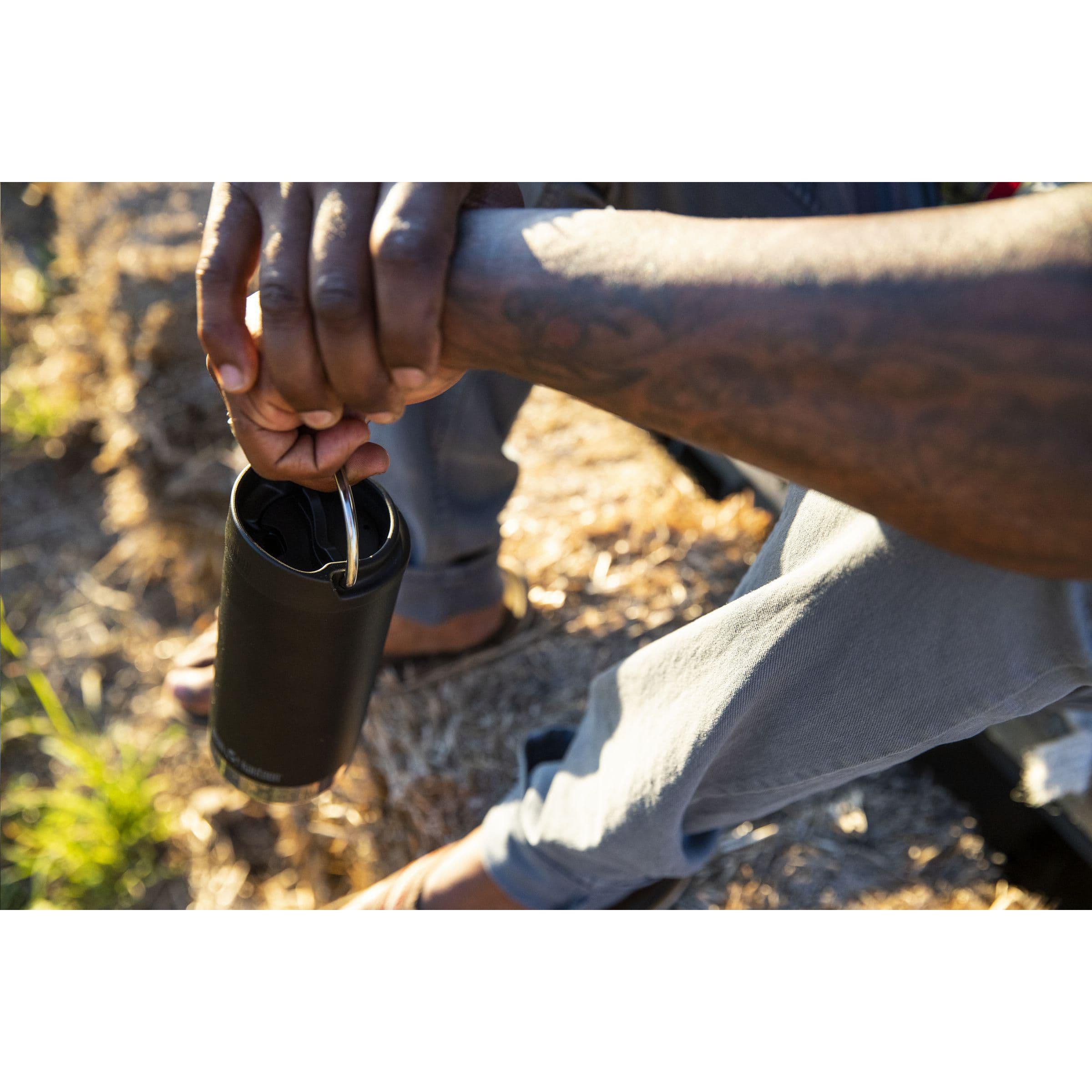 Mug isotherme Klean Kanteen TK Wide recyclé 355 ml en situation