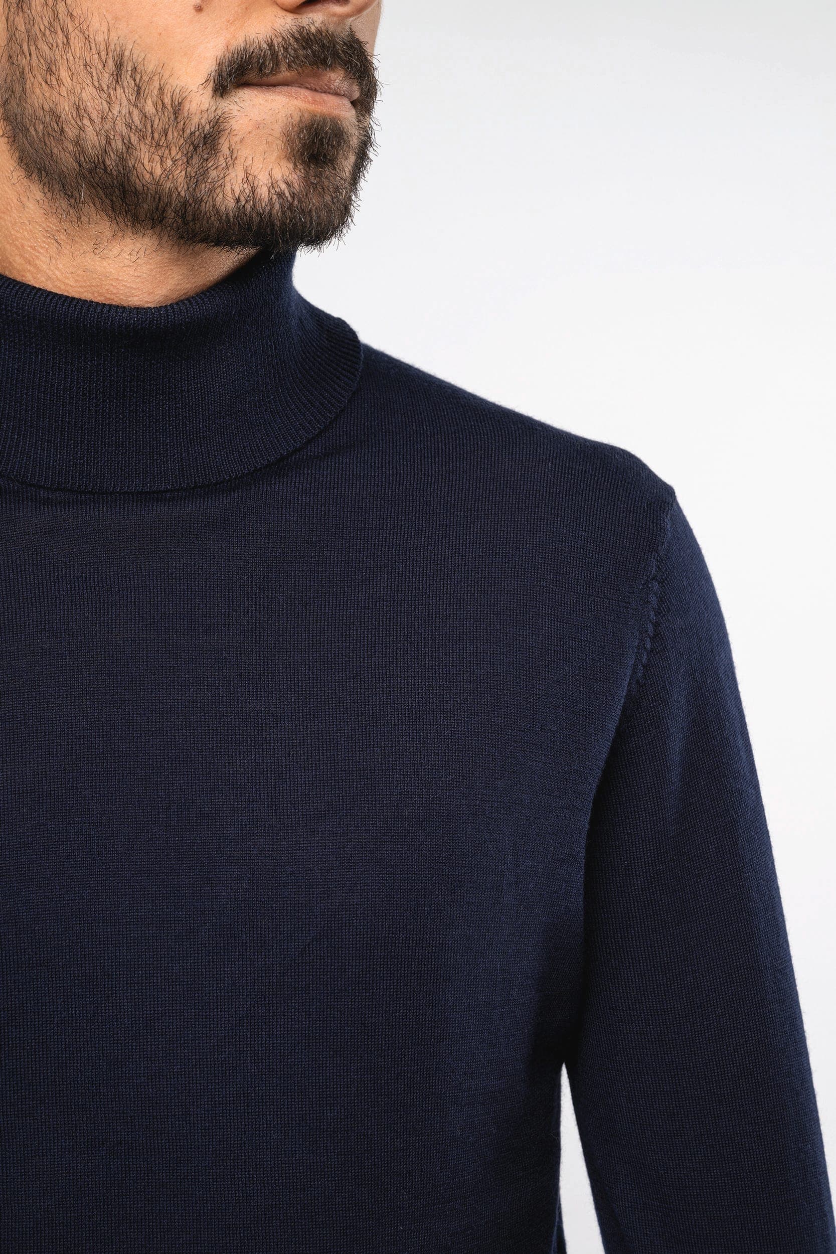 Pull Mérinos col roulé homme en situation