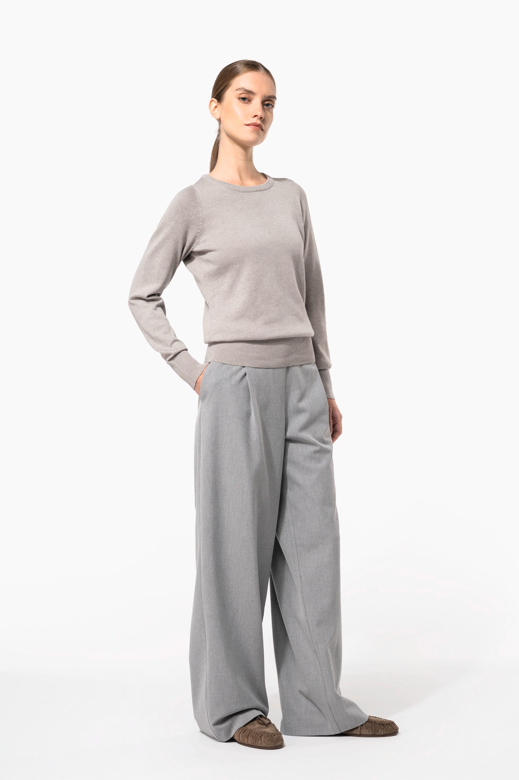 Pull col rond femme en situation