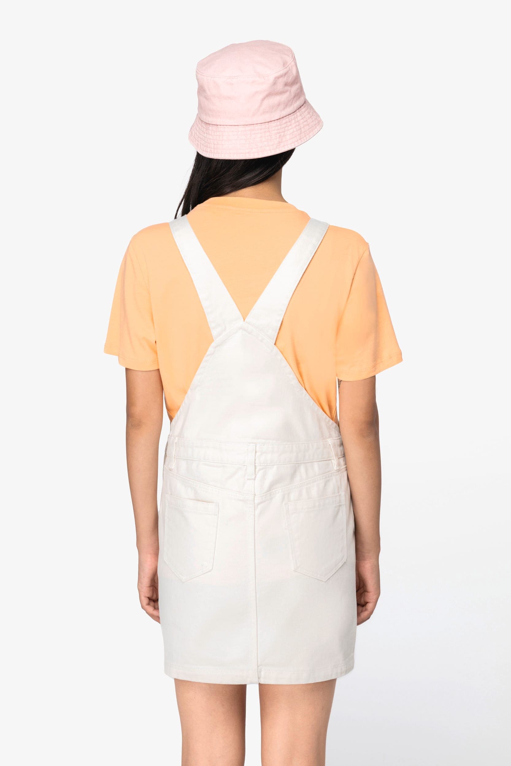 Robe salopette écoresponsable femme en situation