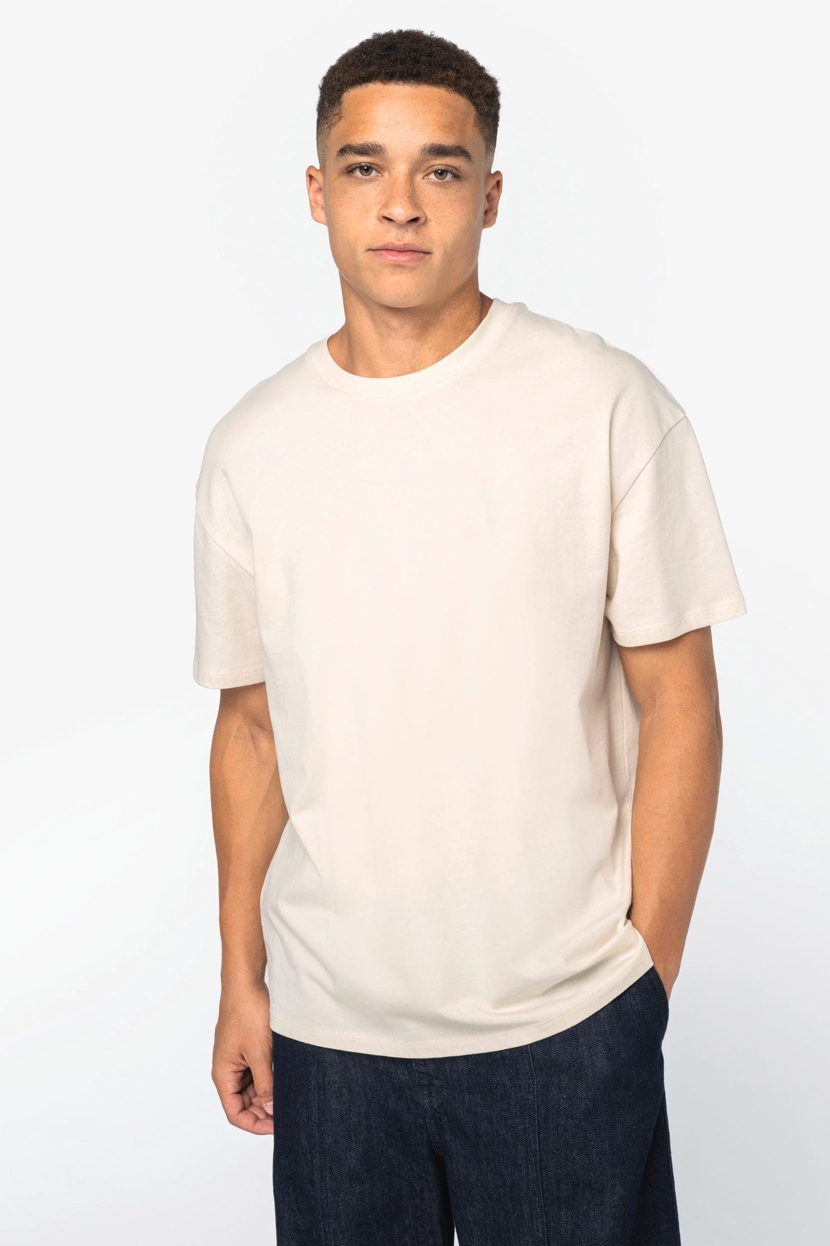 T-shirt écoresponsable à épaules tombantes unisexe en situation