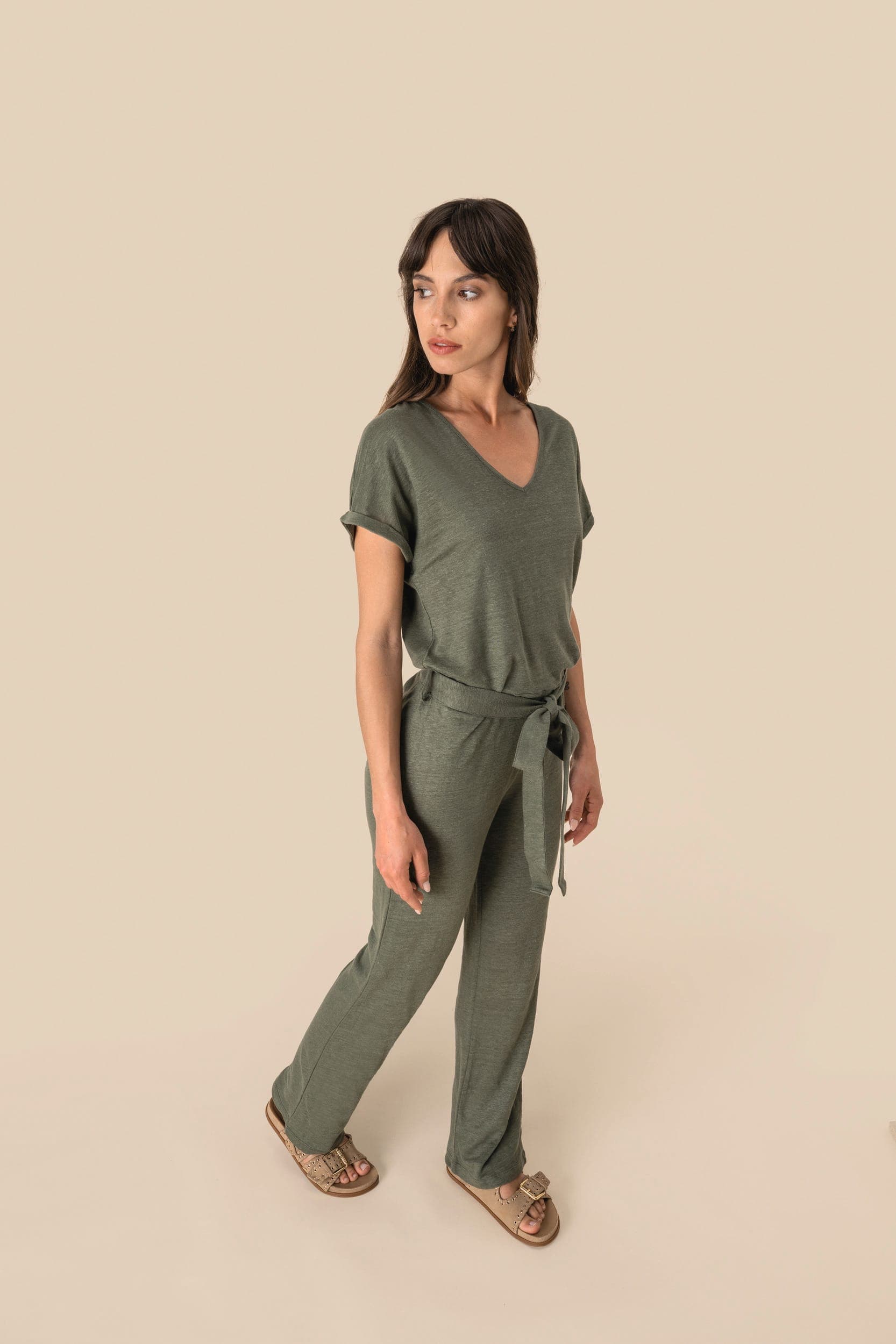 Combinaison en maille manches courtes en lin femme en situation
