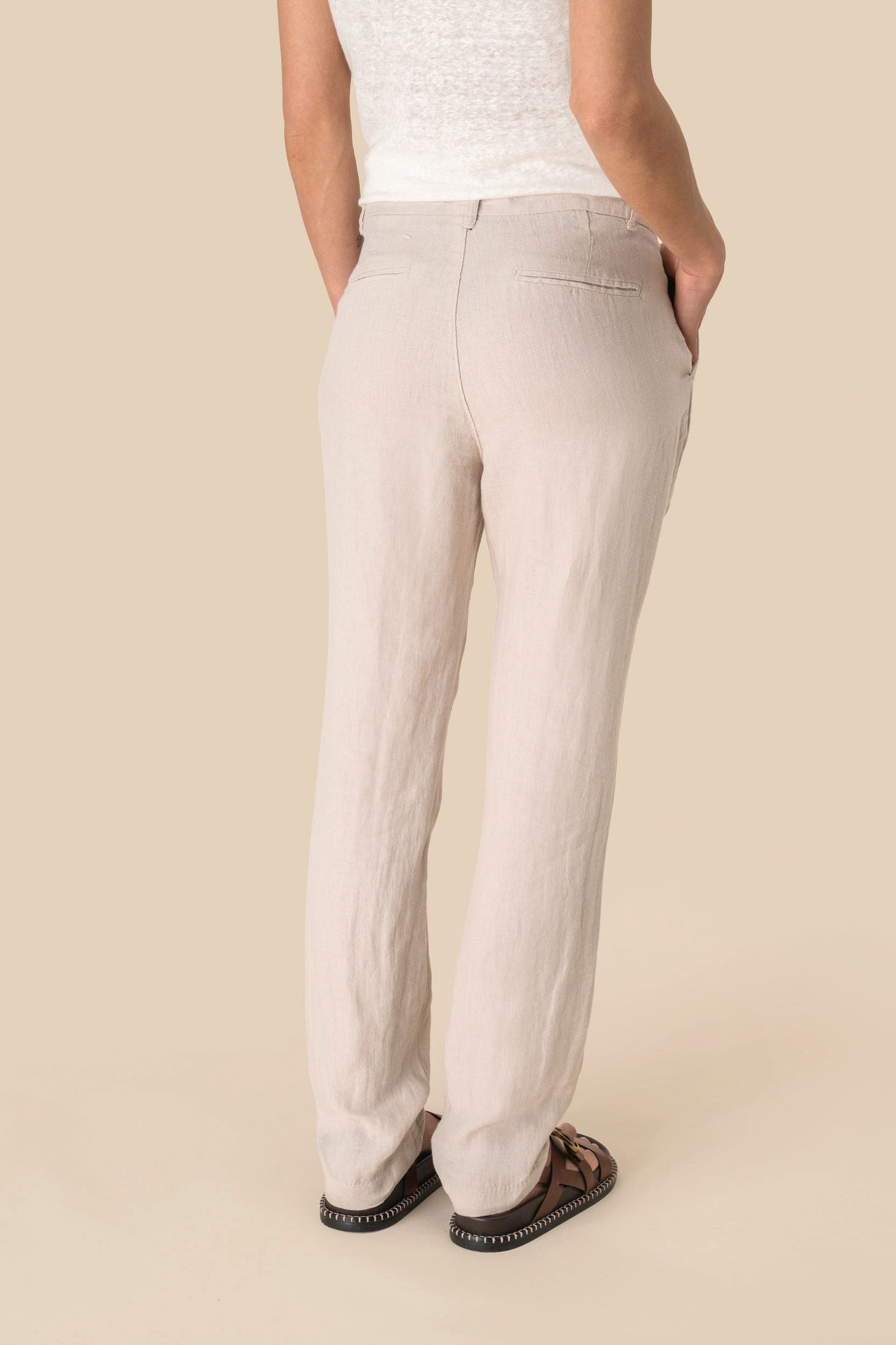 Pantalon en lin femme en situation