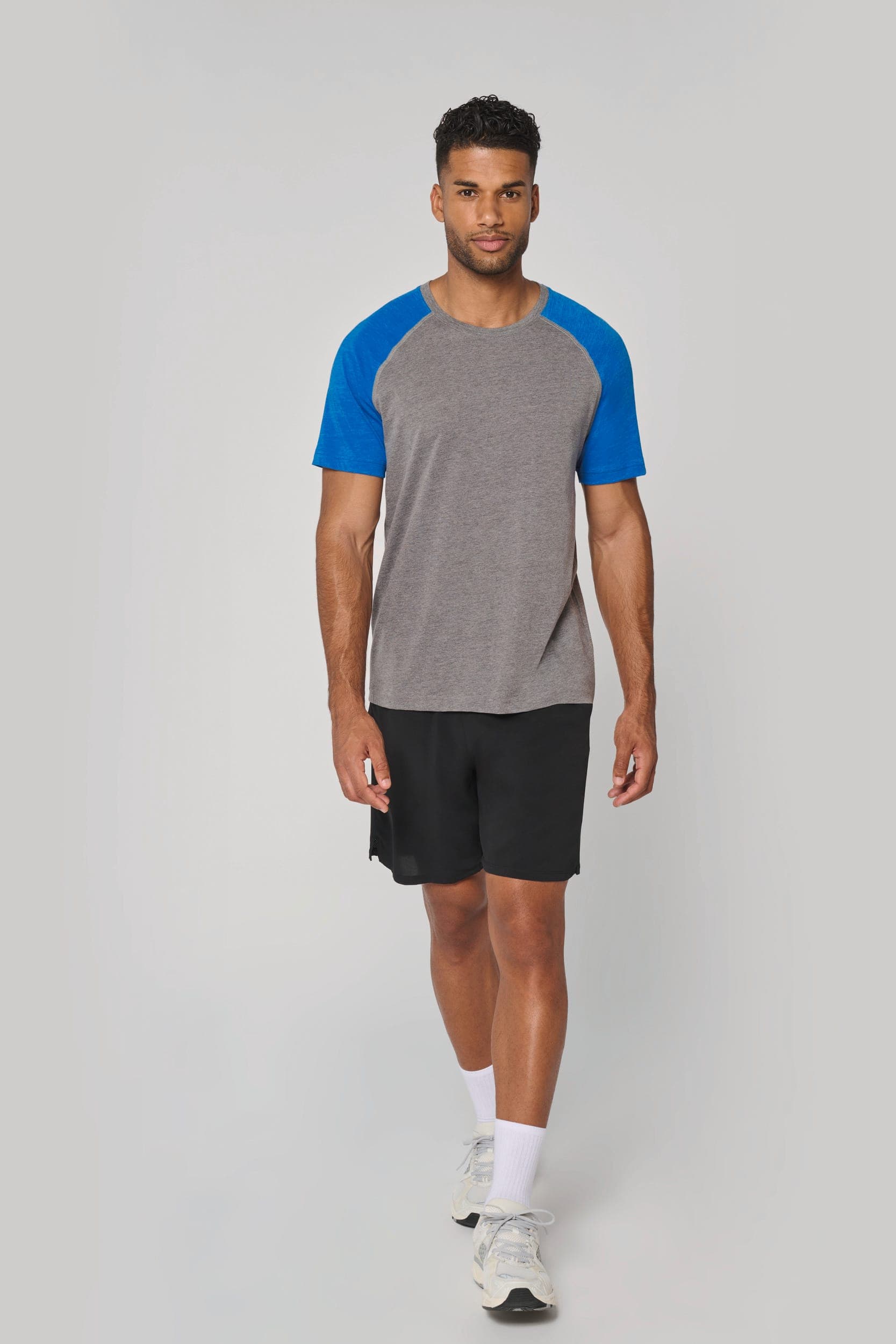 T-shirt triblend bicolore sport manches courtes unisexe en situation