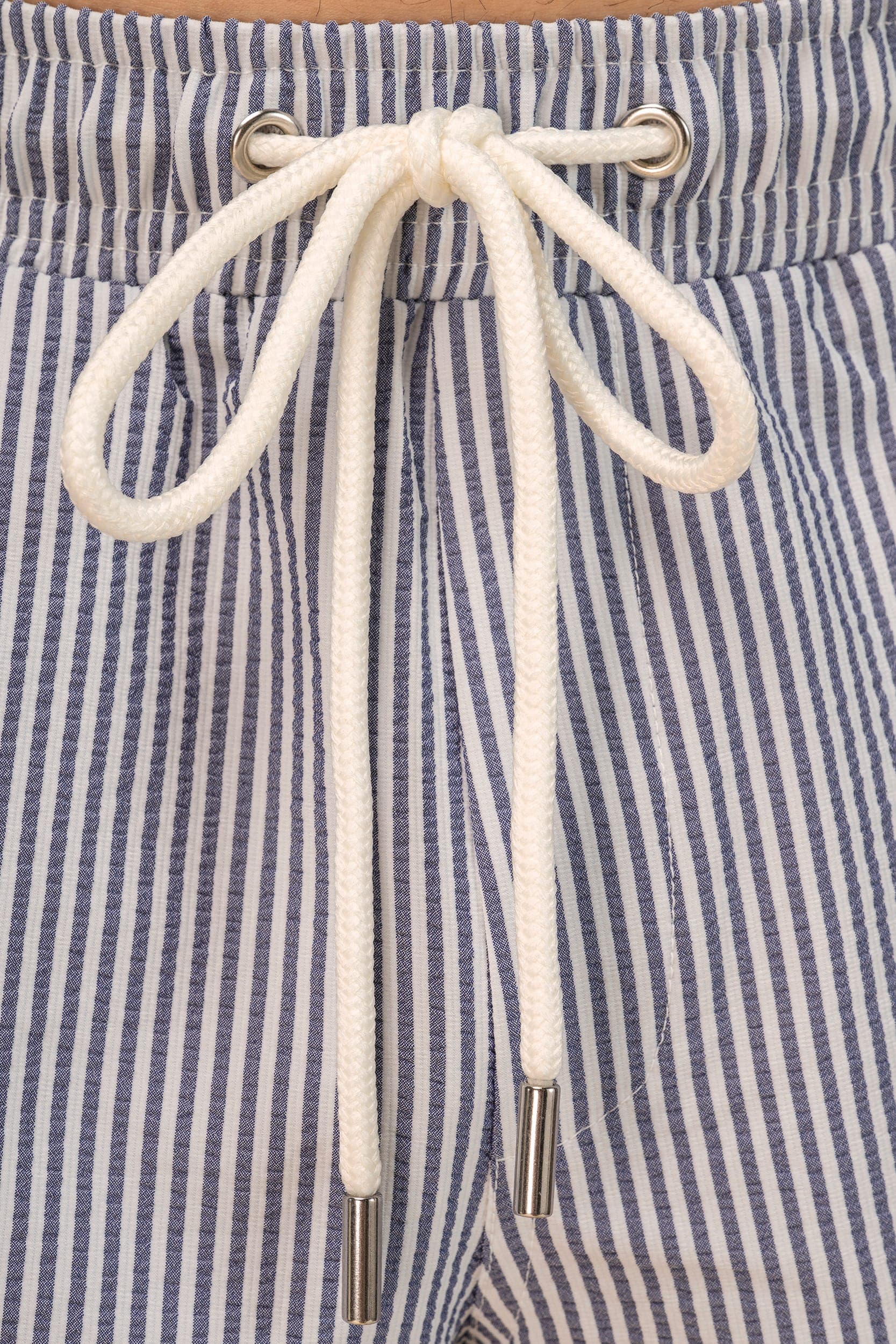 Short de bain écoresponsable rayé homme en situation