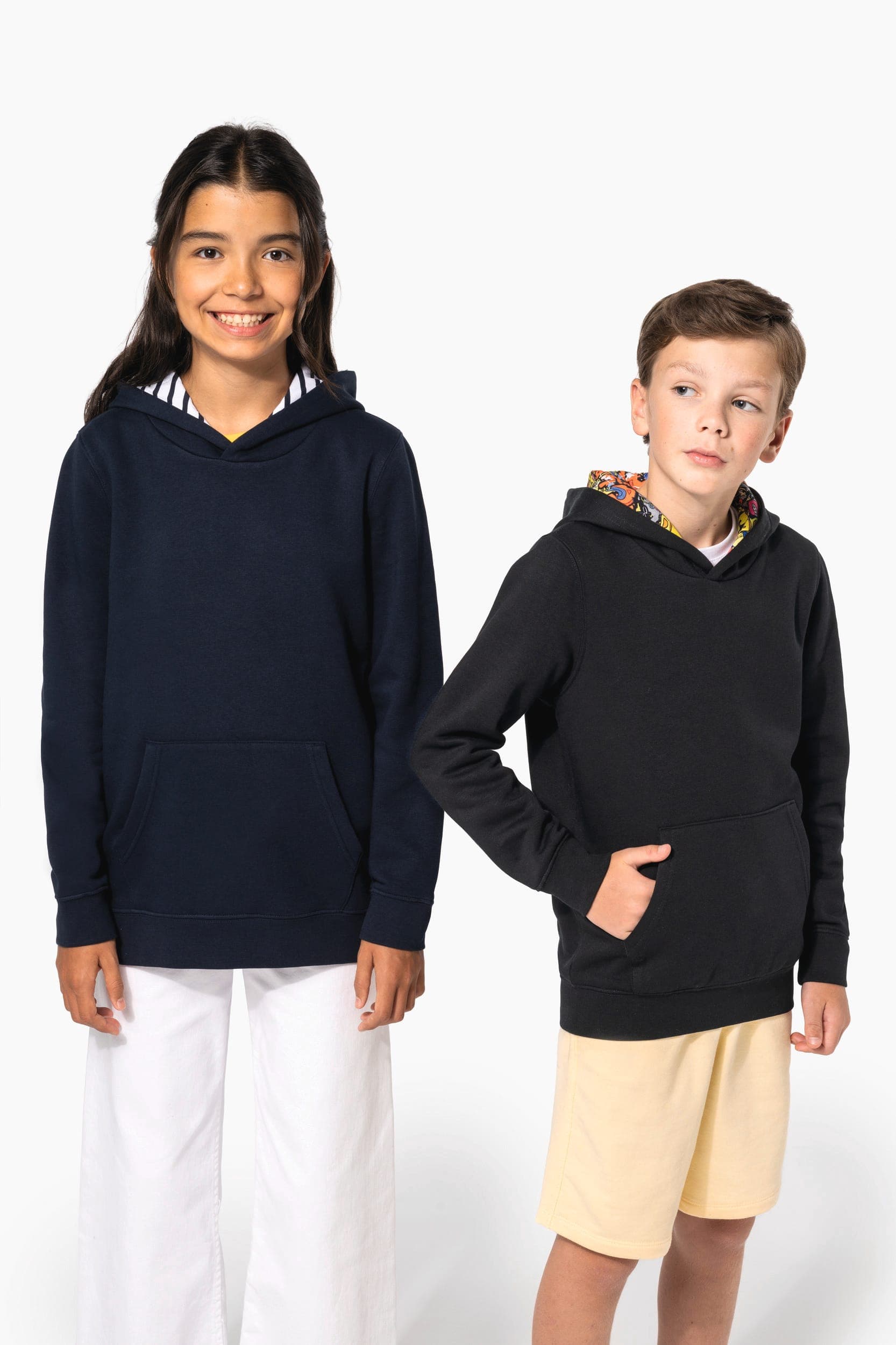 Sweat-shirt à capuche contrastée à motifs enfant unisexe en situation