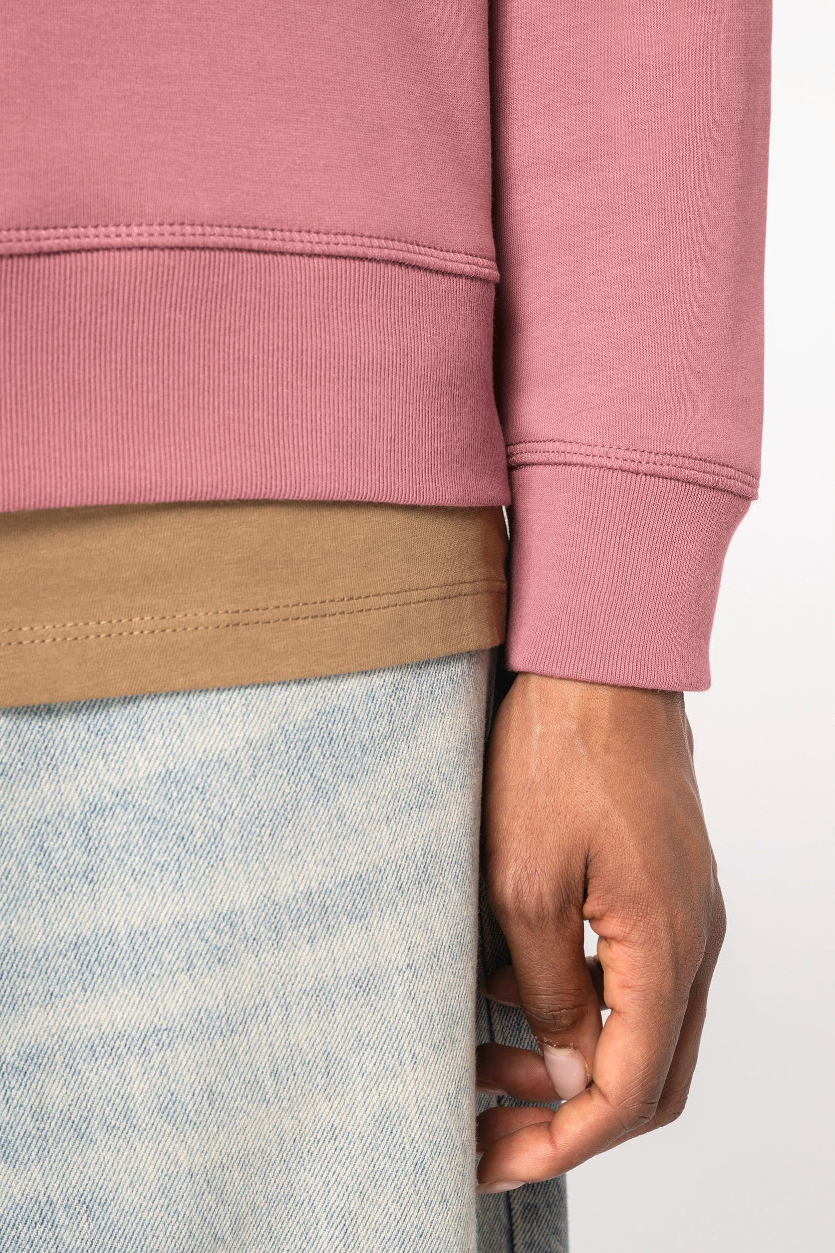 Sweat-shirt écoresponsable à col rond à épaules tombantes femme en situation